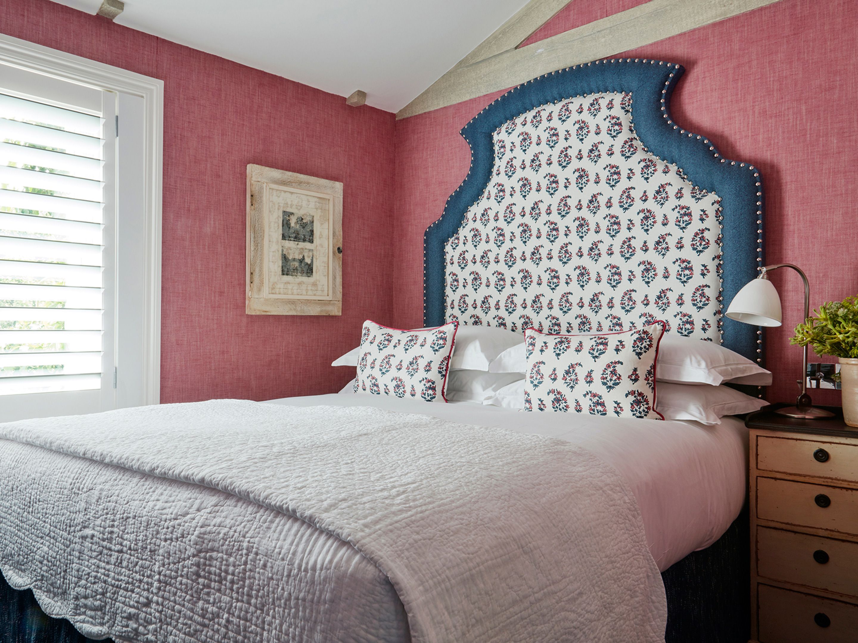 Number Sixteen Queen Room V2 R R2