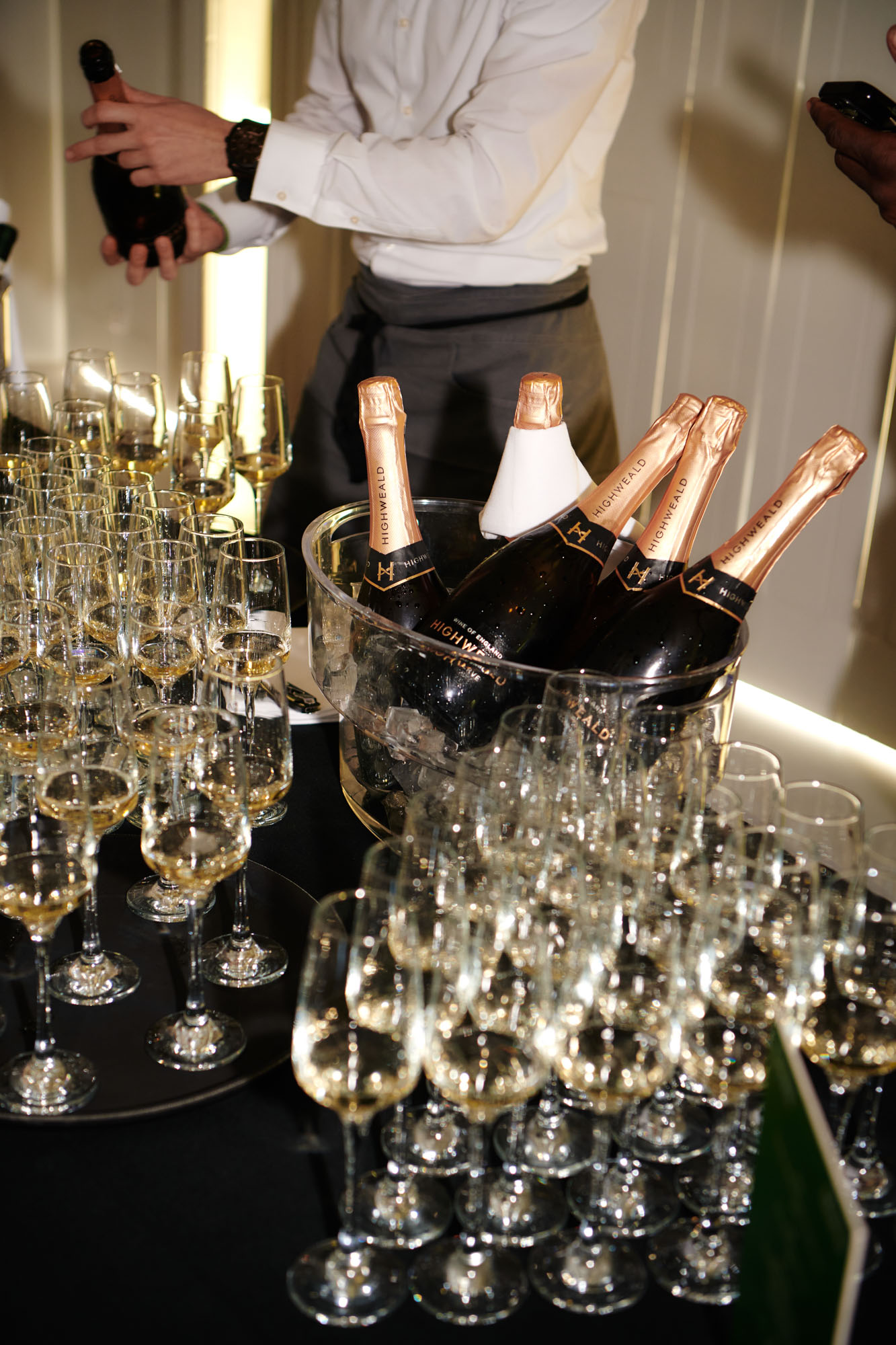 DH SALES24 S London Travelpro 02