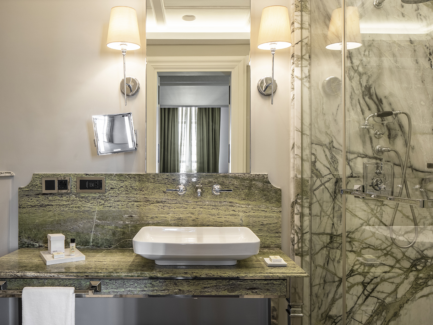 Bank Hotel Istanbul Deluxe King Room R 06