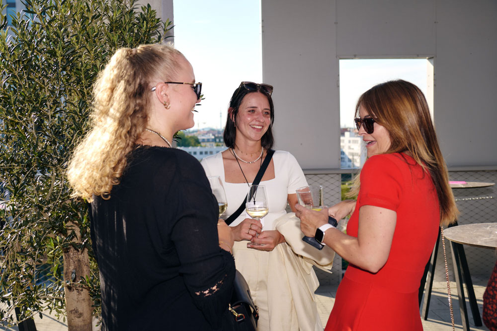 DH24 SALES CE Munich Travelpro15