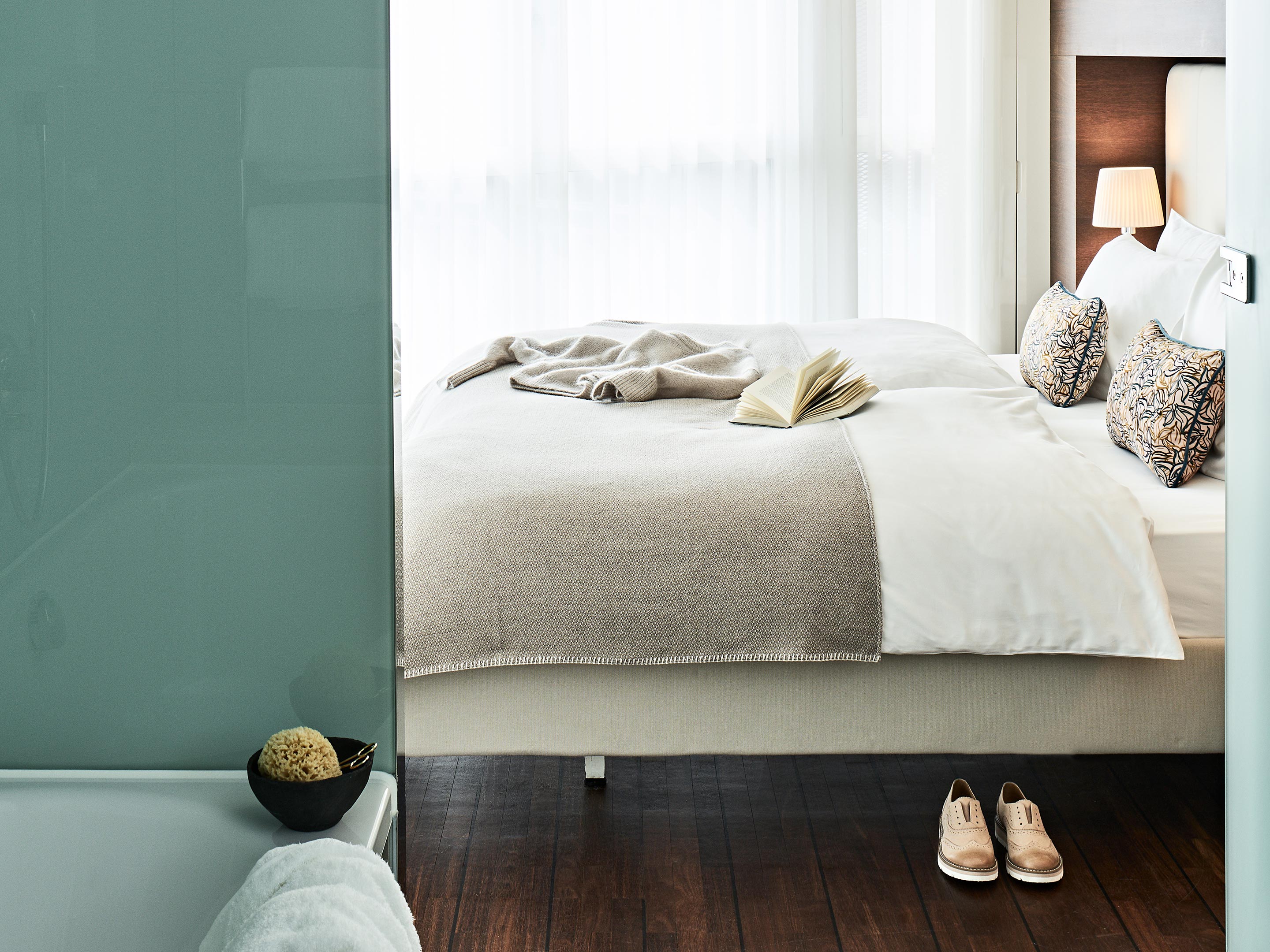 Executive Room, SIDE