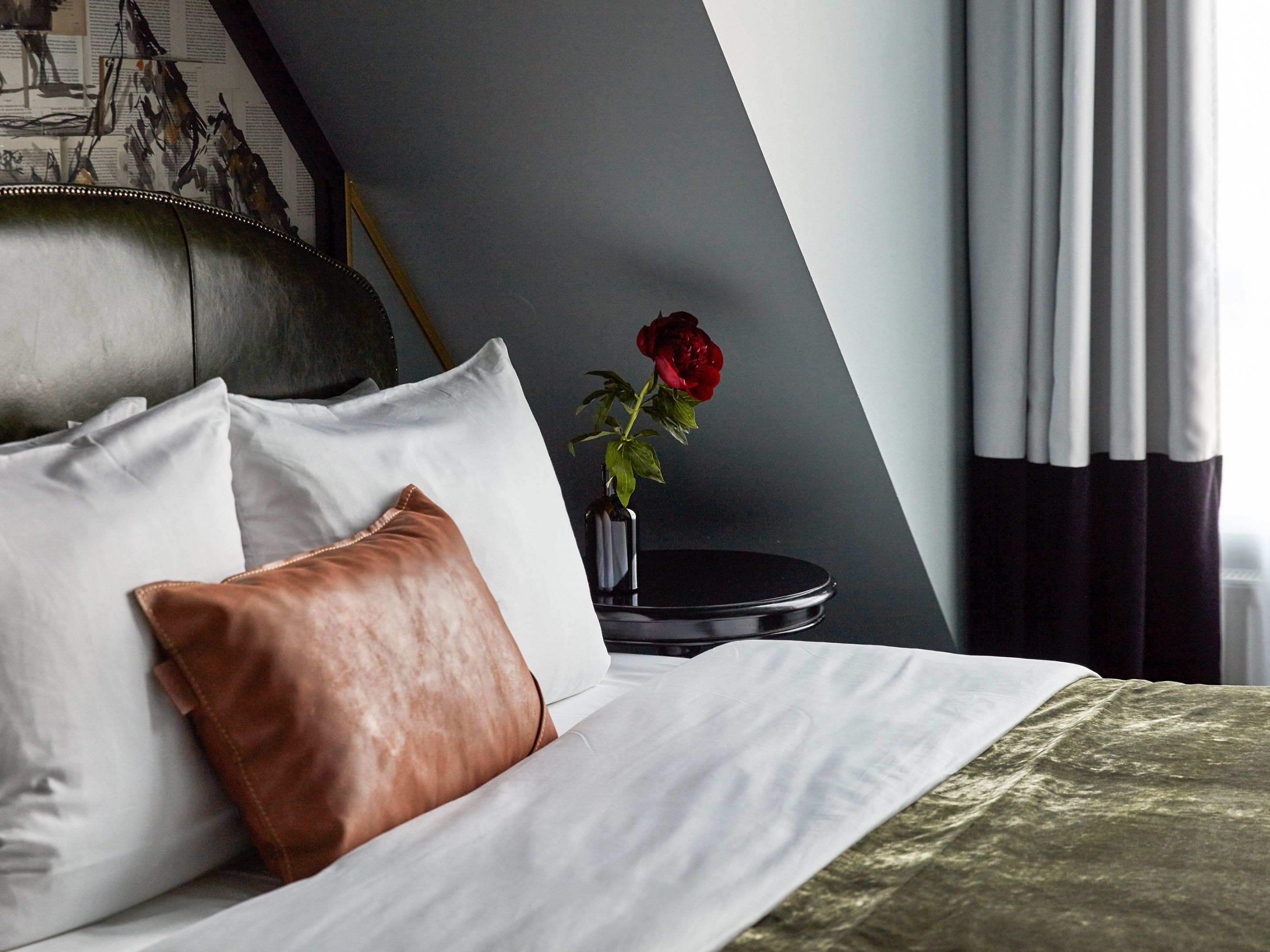 Sir Deluxe, Sir Savigny