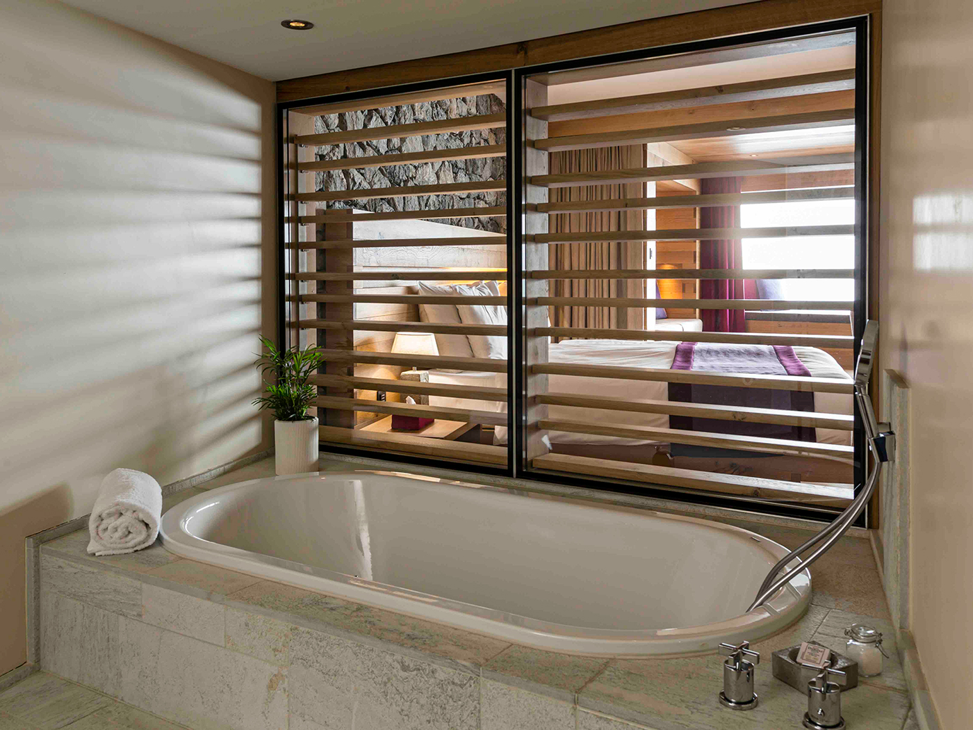 Chetzeron Junior Suite R 04