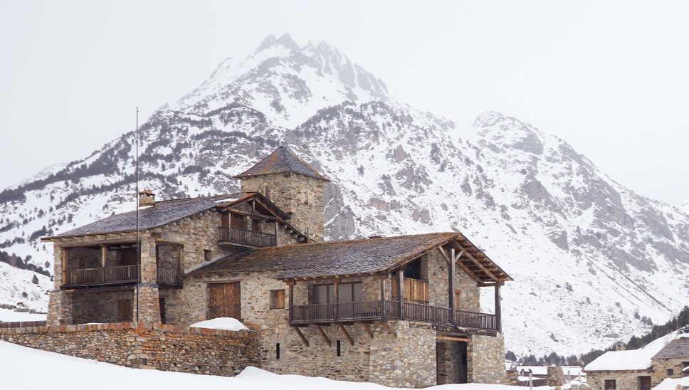 Skiing Niches Lovella Negra Architecture