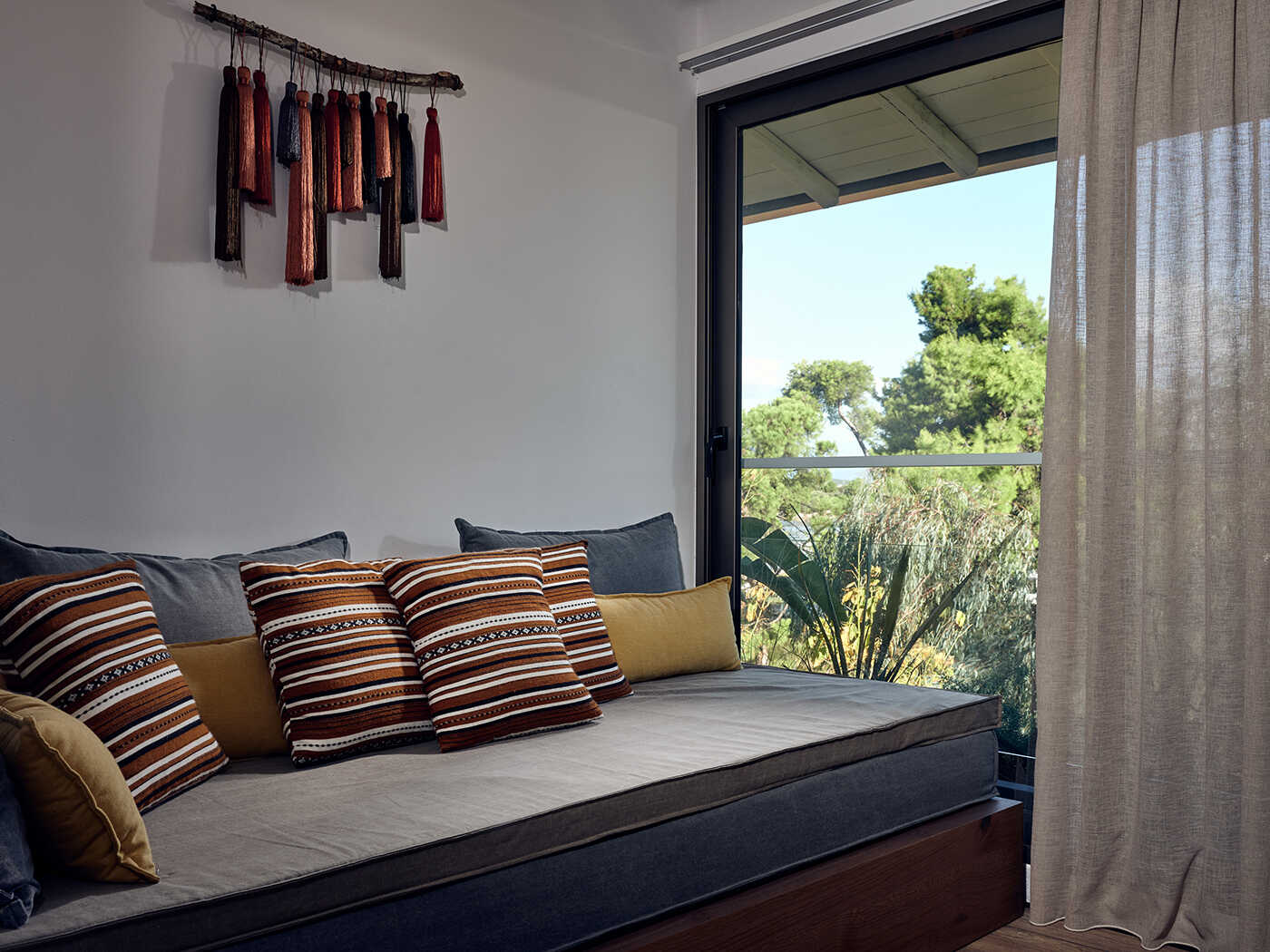 Ekies Large Suite V3 R 06