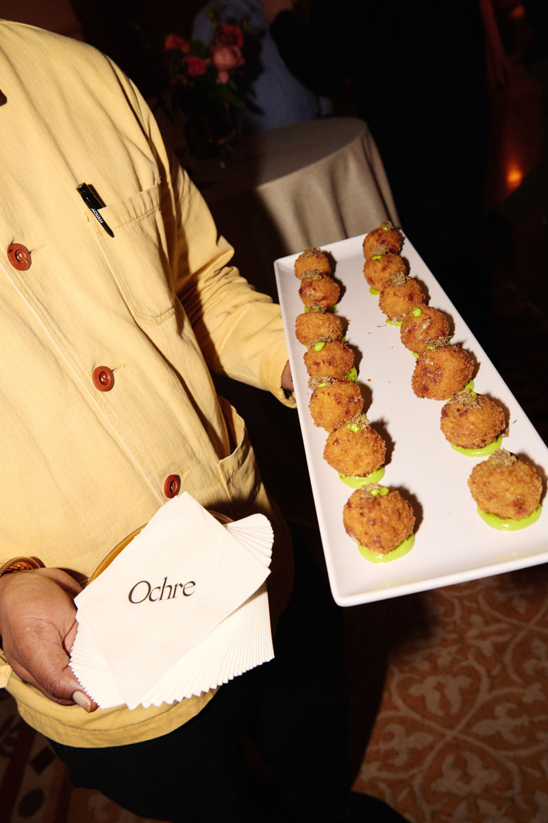 DH24 SALES S London Travelpro 06