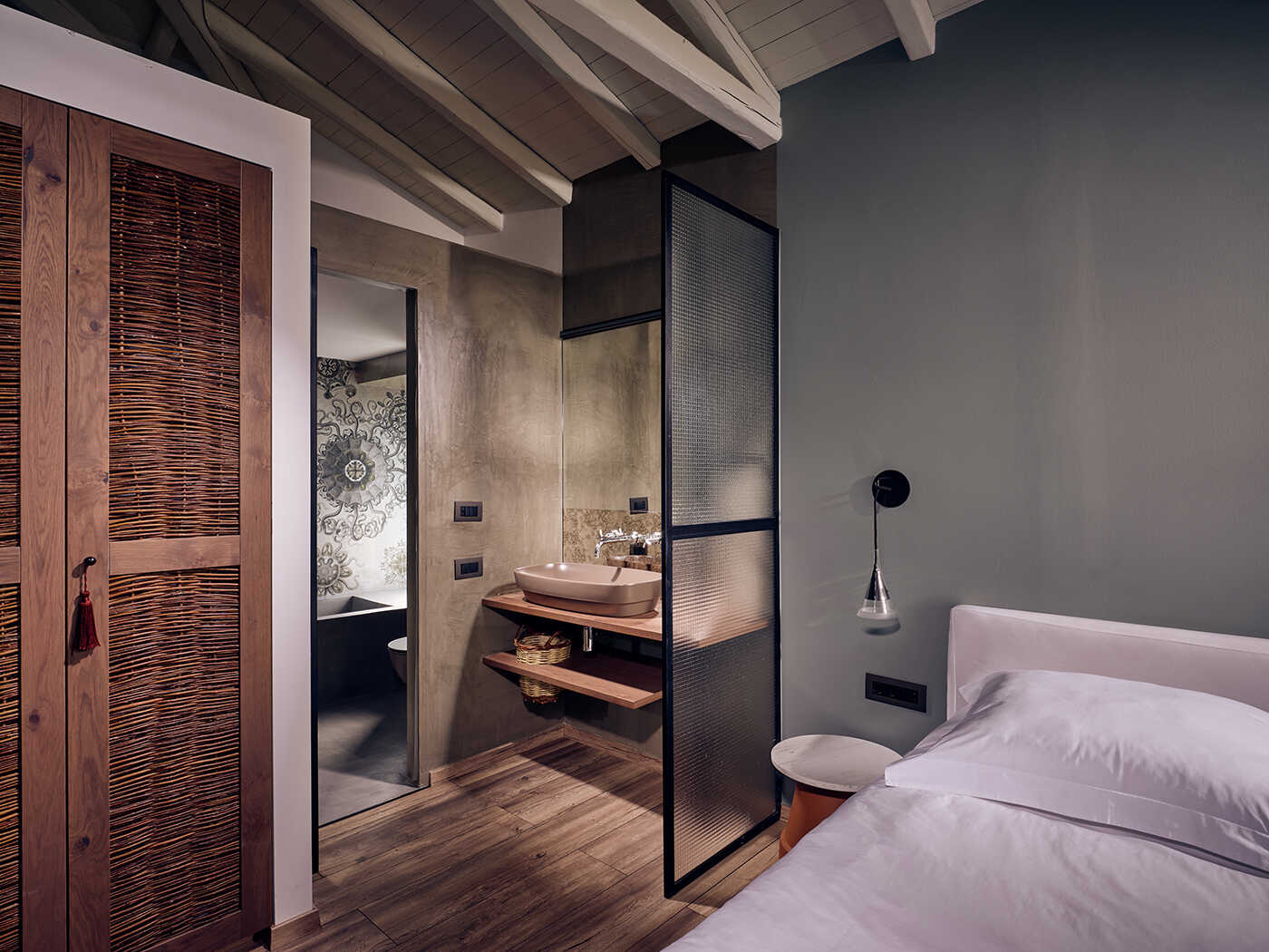 Ekies Large Suite V3 R 02