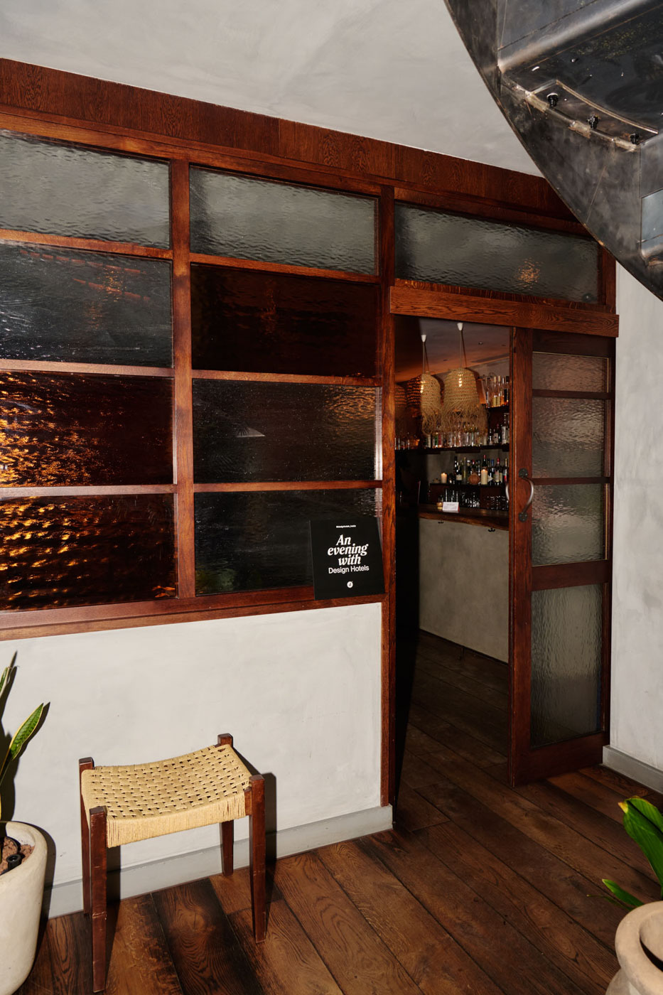 DH24 AEW London Travelpro 01