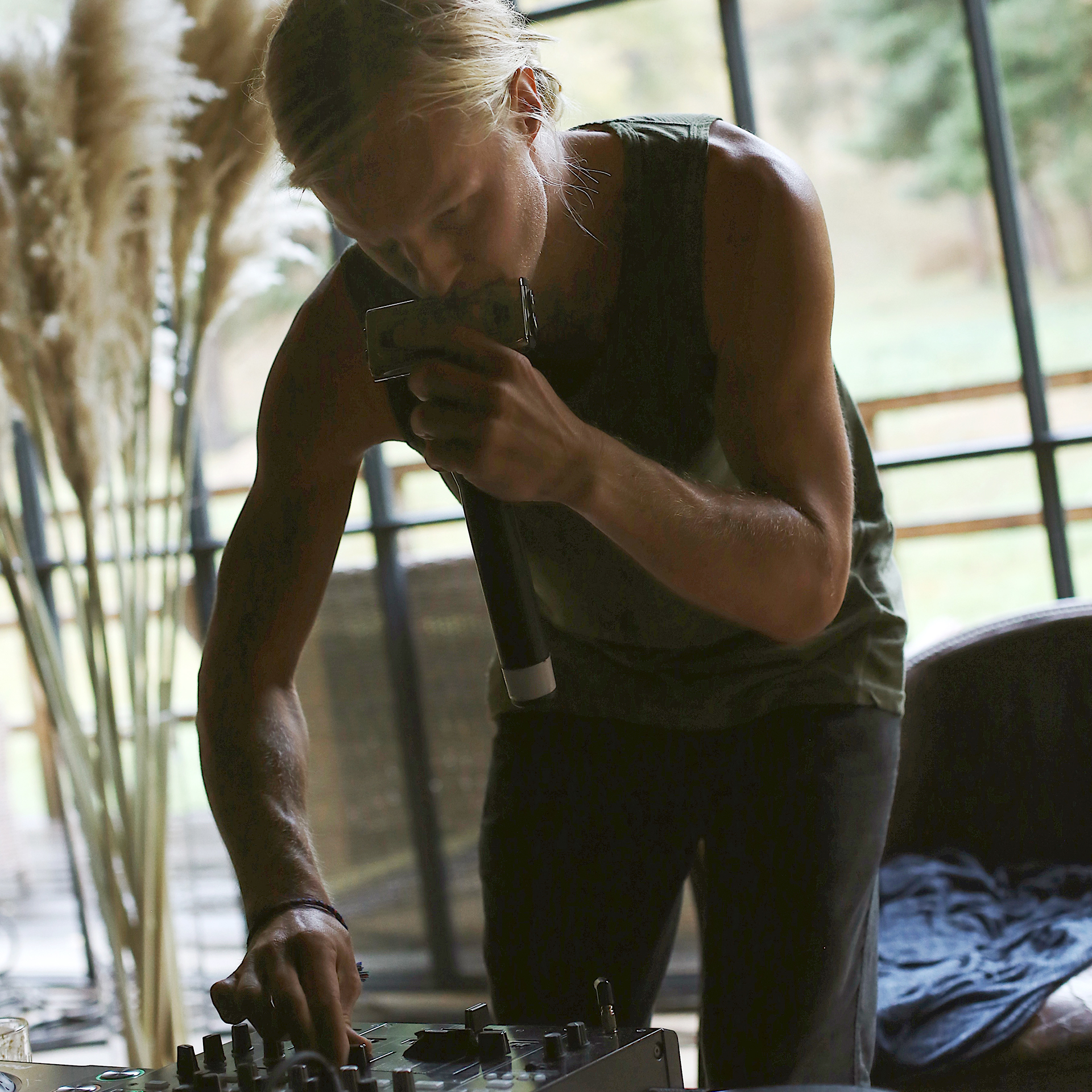 5Dfca74e7a4372e9bb1f2d67 Crussen Blurb P 1080