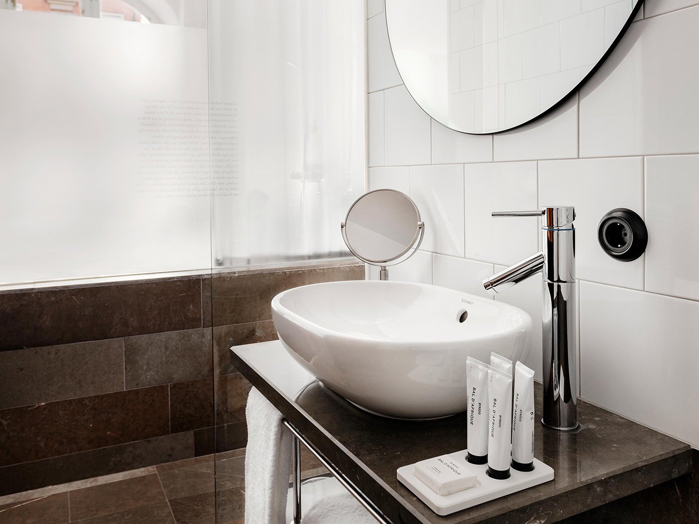 Miss Clara Small Double R 02