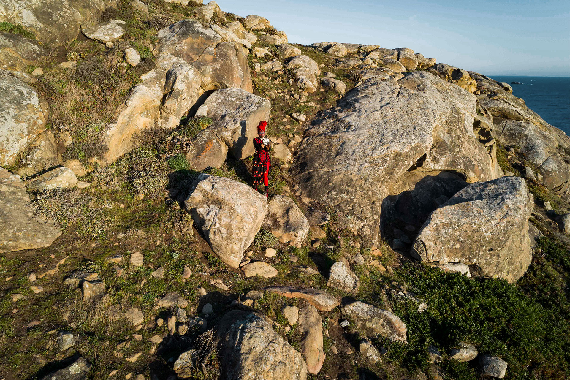 5Cf8cddd4a09be5152dd311e Jojo Abot 009