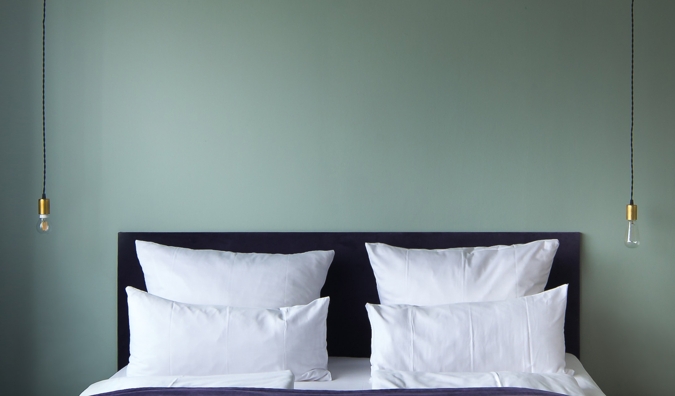 The Flushing Meadows Hotel And Bar Guestroom Bed Lightbulbs Interior Detail M 06 R