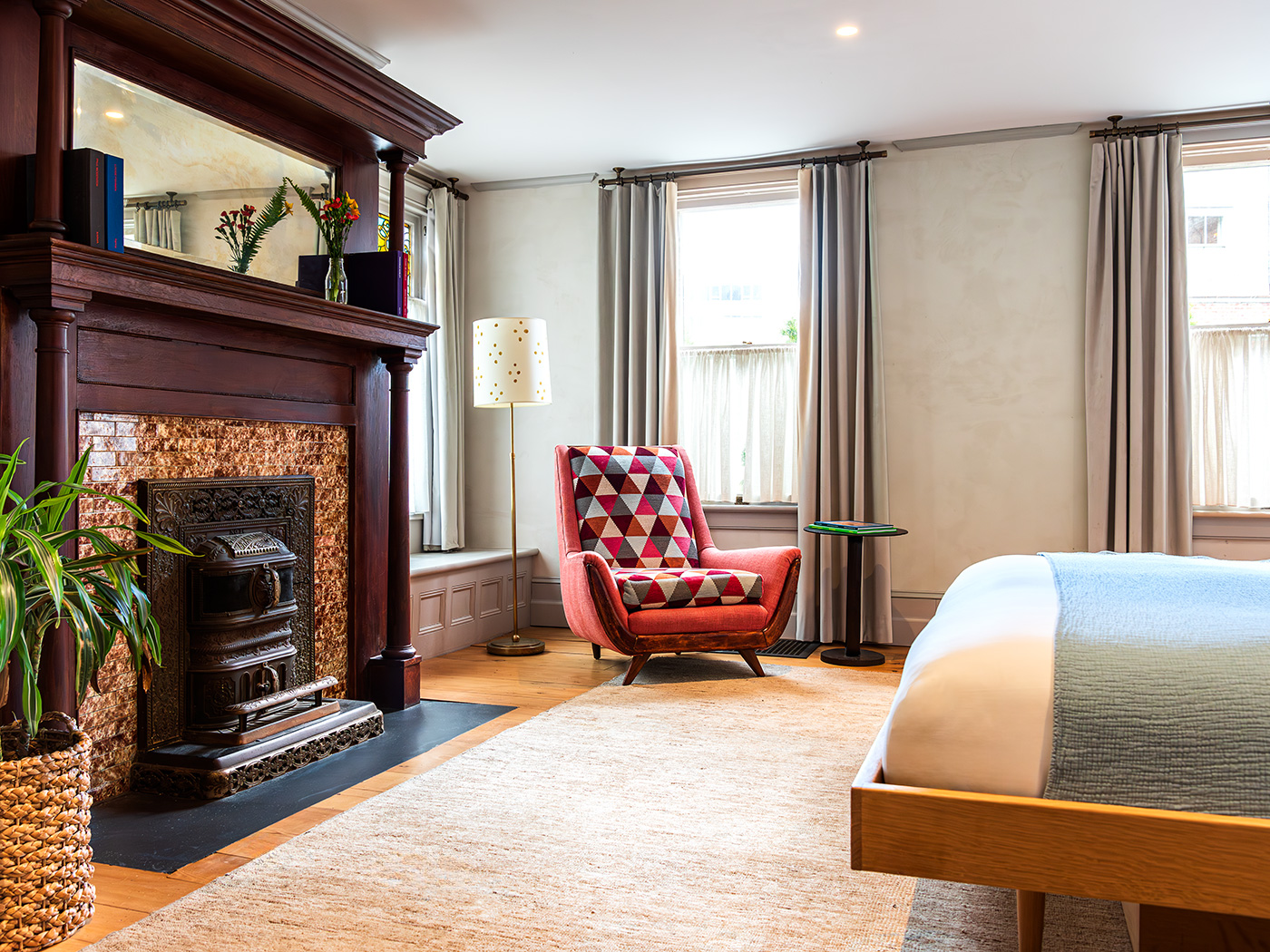 Hotel Kinsley John St Luxury King Fireplace R 01