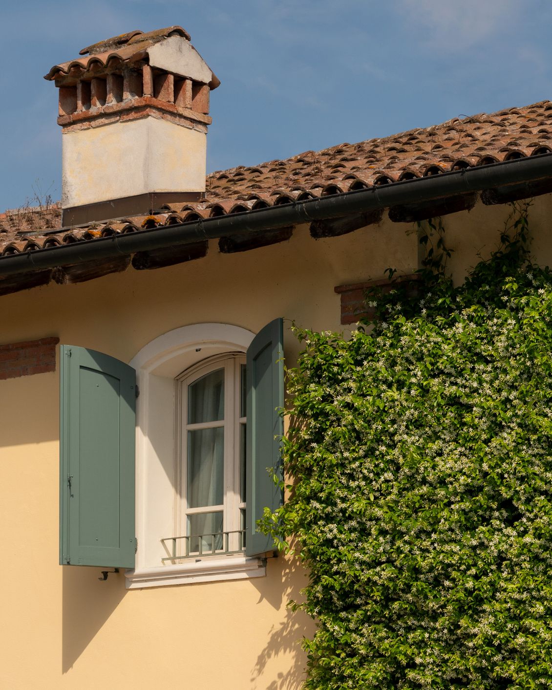 02 DH Sneak Peak Elizabeth Country House Facade