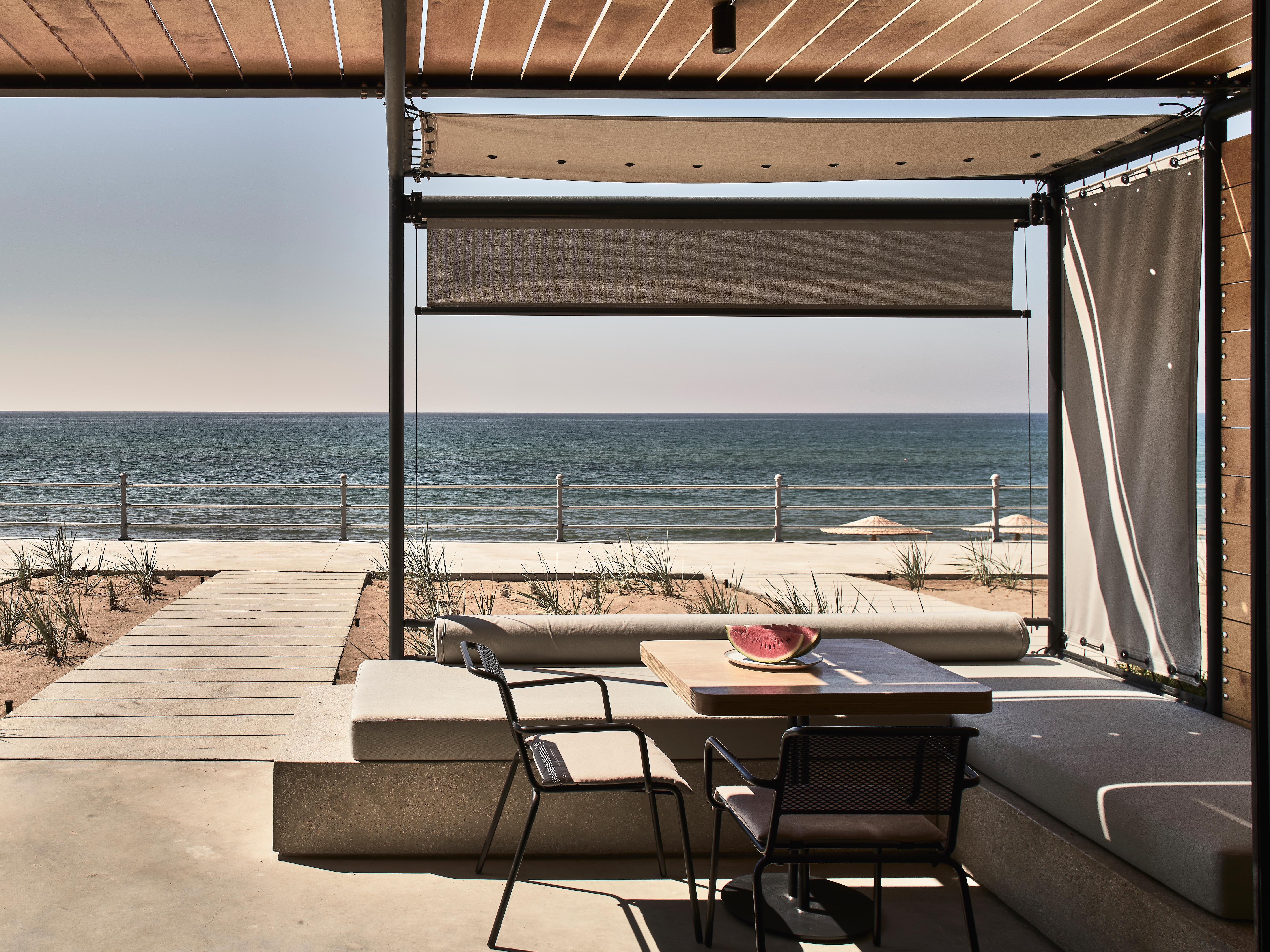 Dexamenes seaside hotel exterior in Kourouta