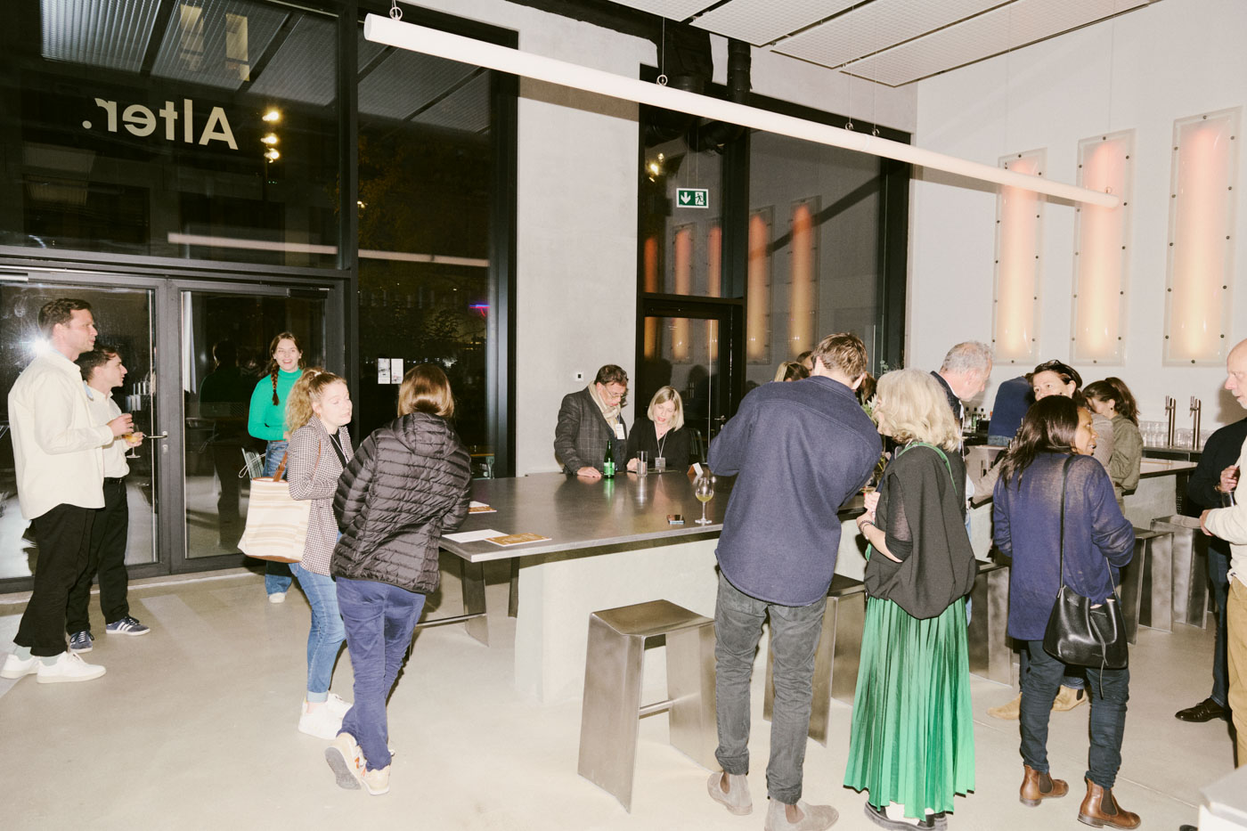 DH24 SALES AEW Geneva Travelpro 02