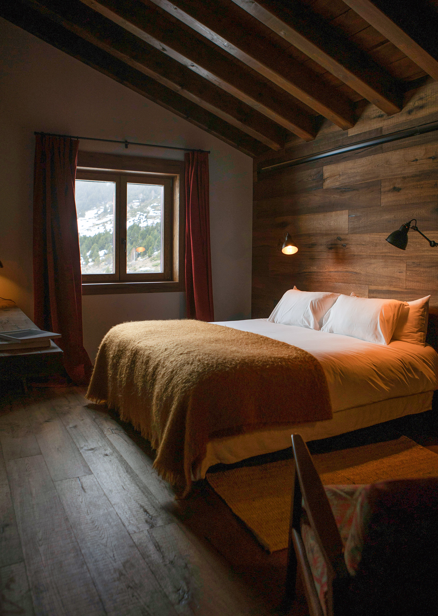 G 12 L Ovella Negra Mountain Lodge