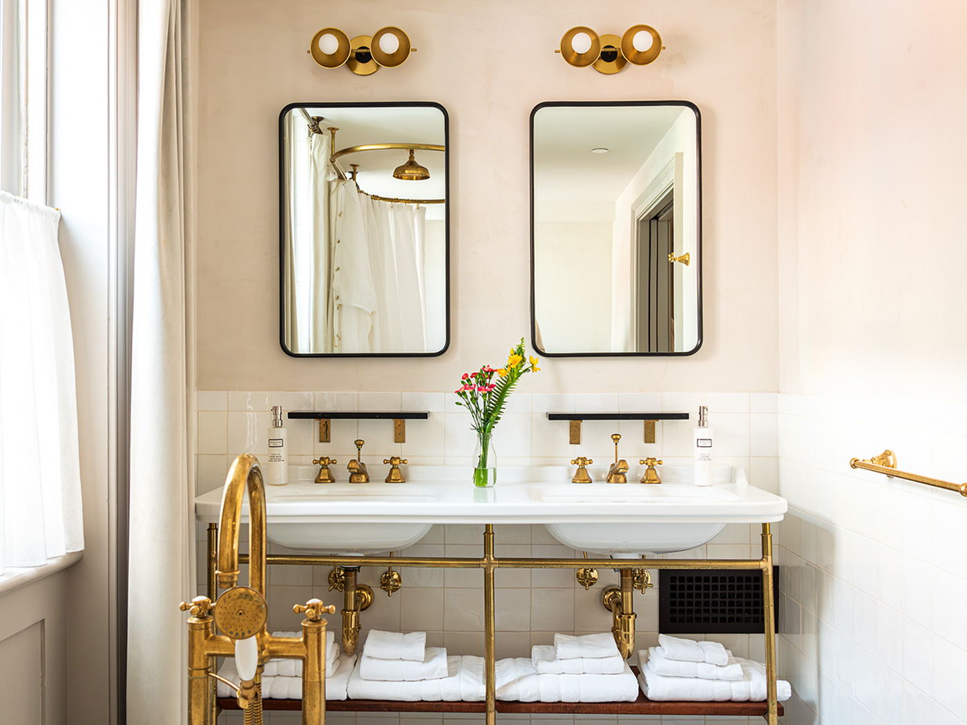 Hotel Kinsley John St Luxury King Fireplace R 03