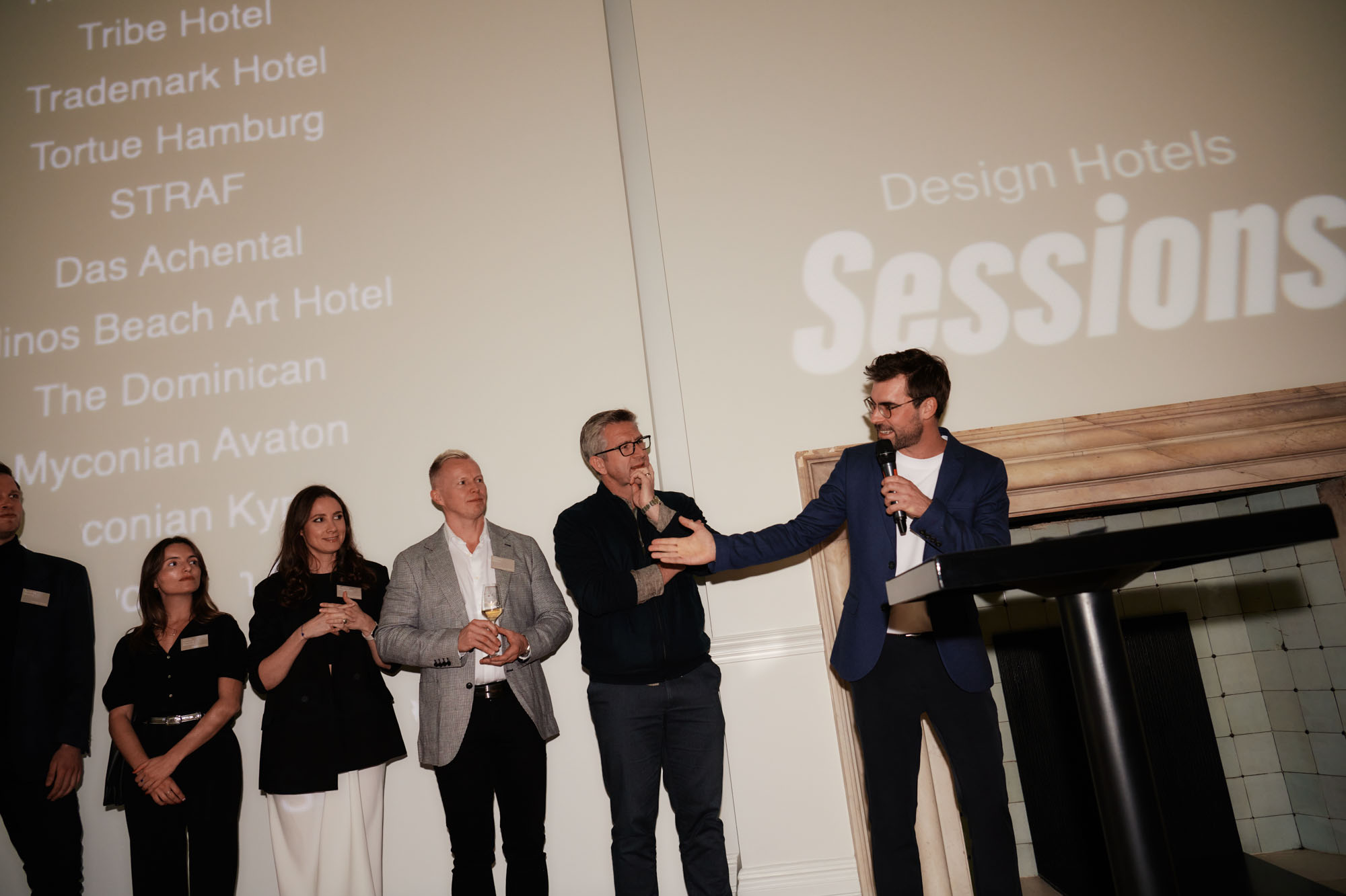 DH SALES24 S London Travelpro 16