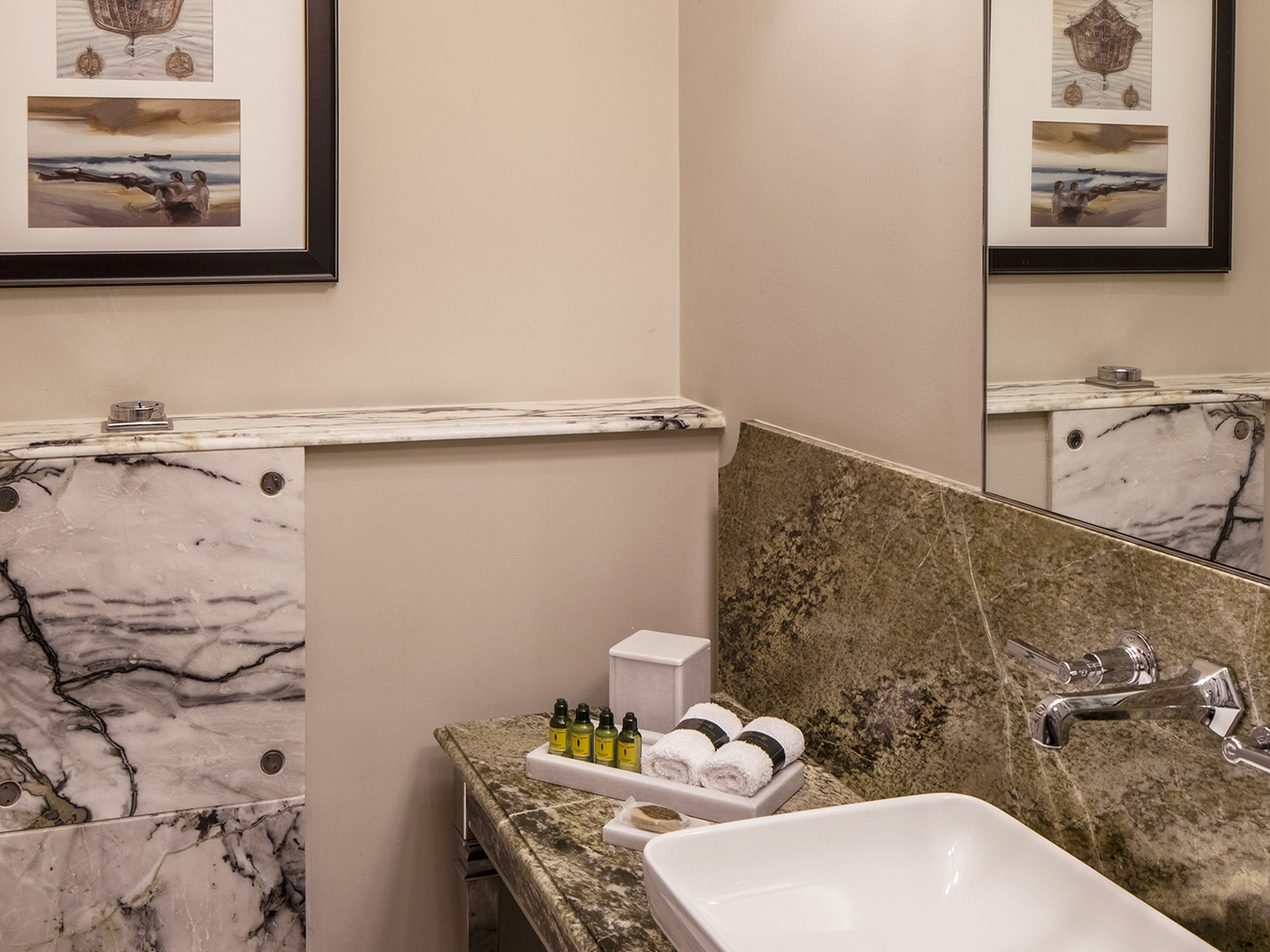 Bank Hotel Istanbul Superior King Room R 06