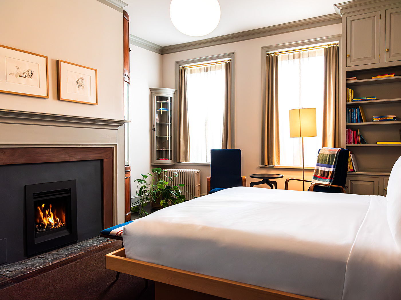 Hotel Kinsley Pearl St Grand King Fireplace R 01