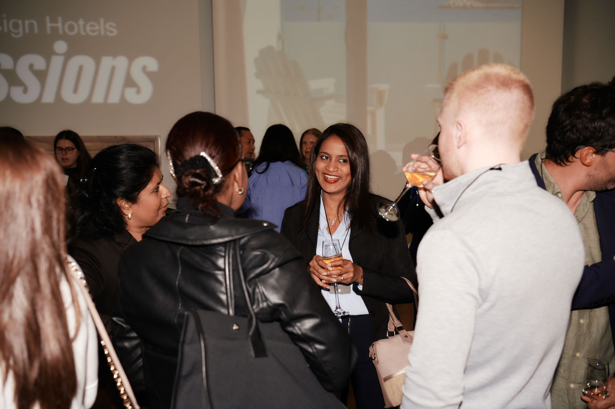 DH SALES24 S London Travelpro 14