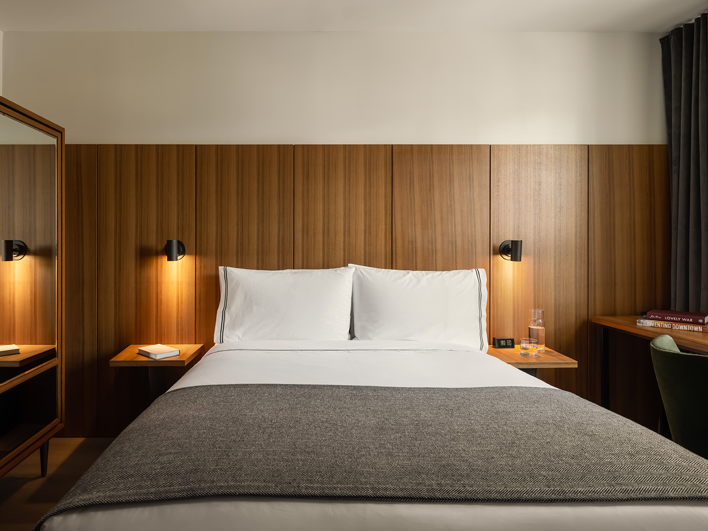 The Moore View Queen R 01