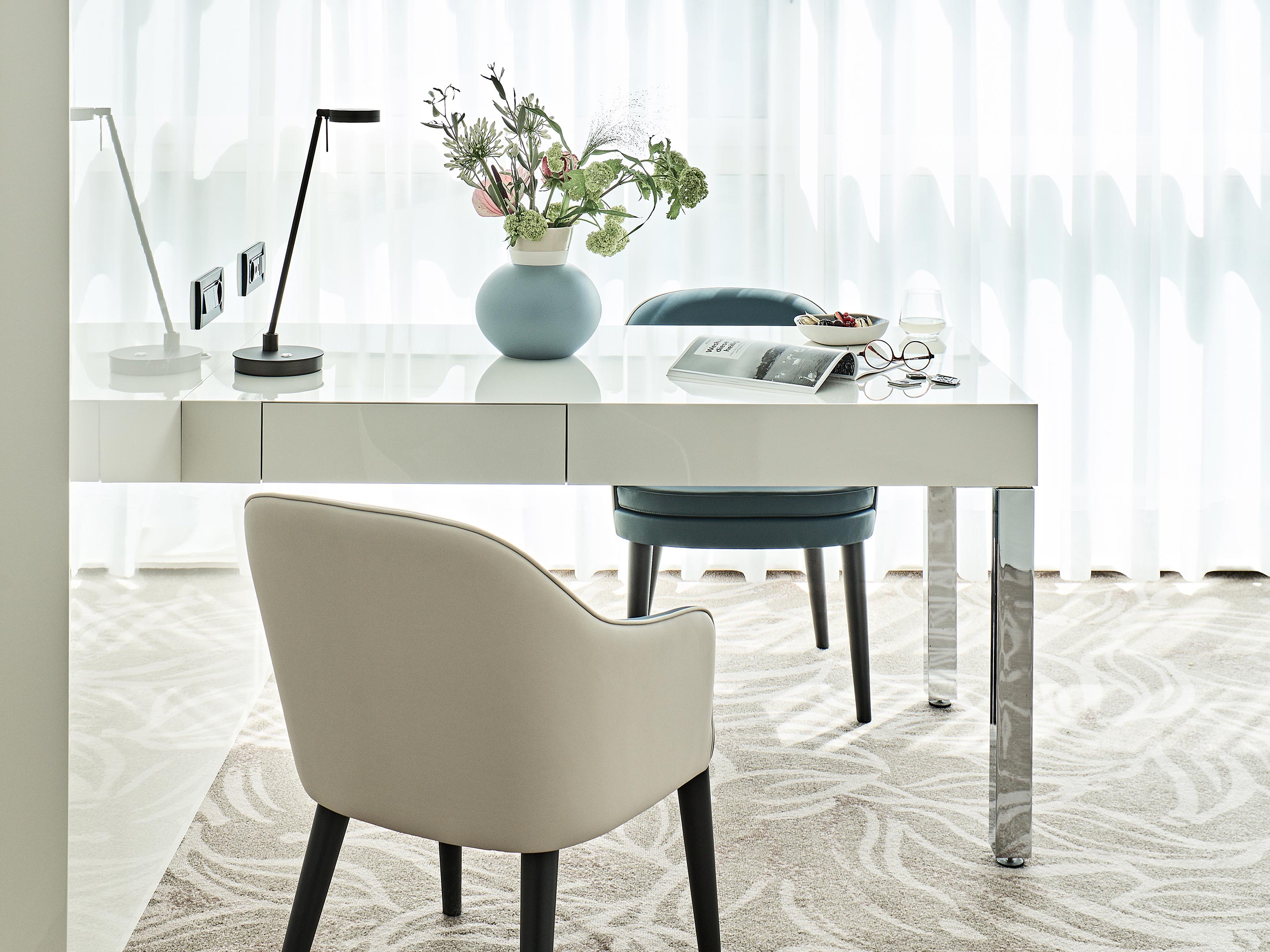 Executive Room, SIDE