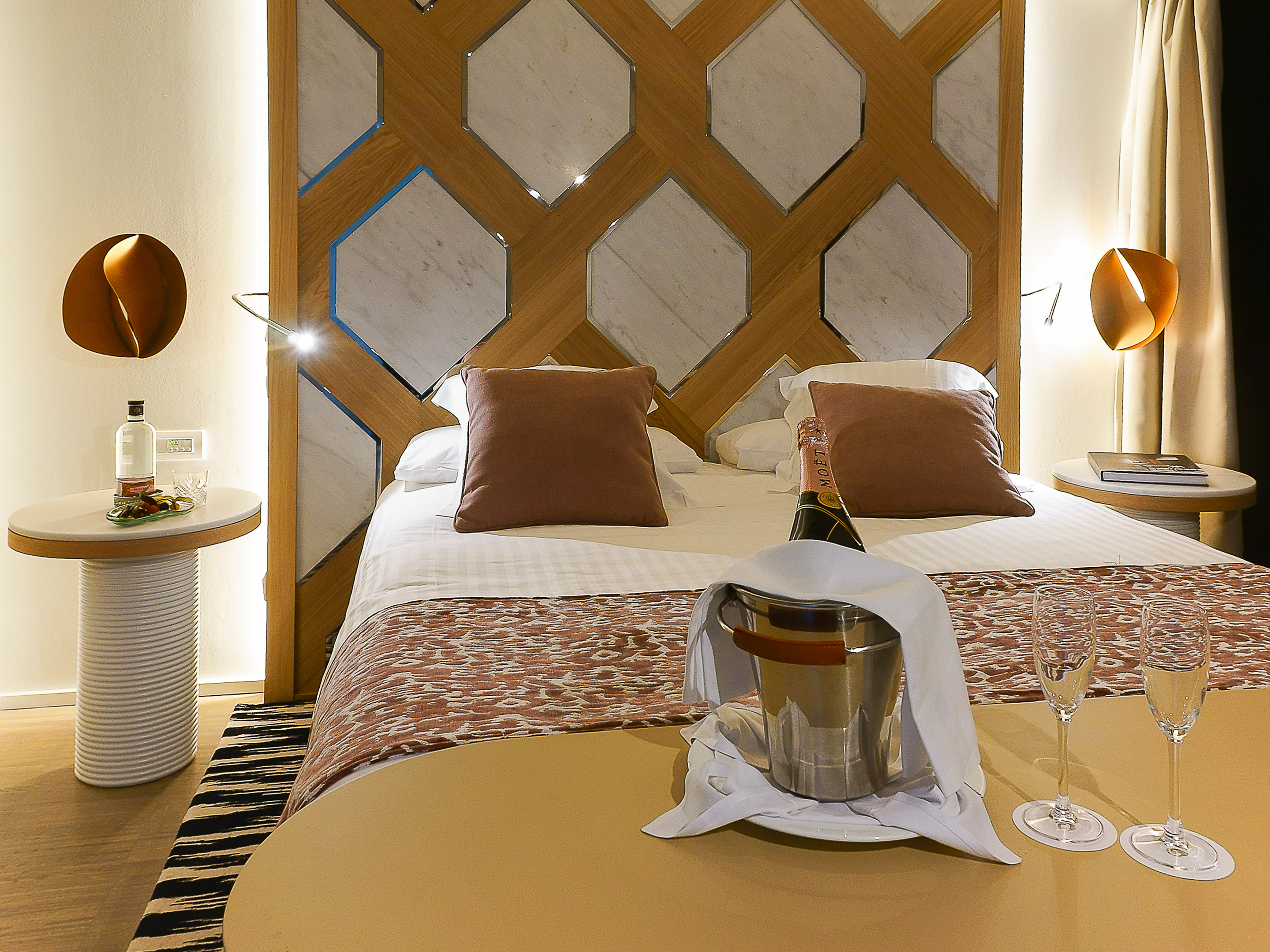 Dreamer's Palace, Hospes Maricel 