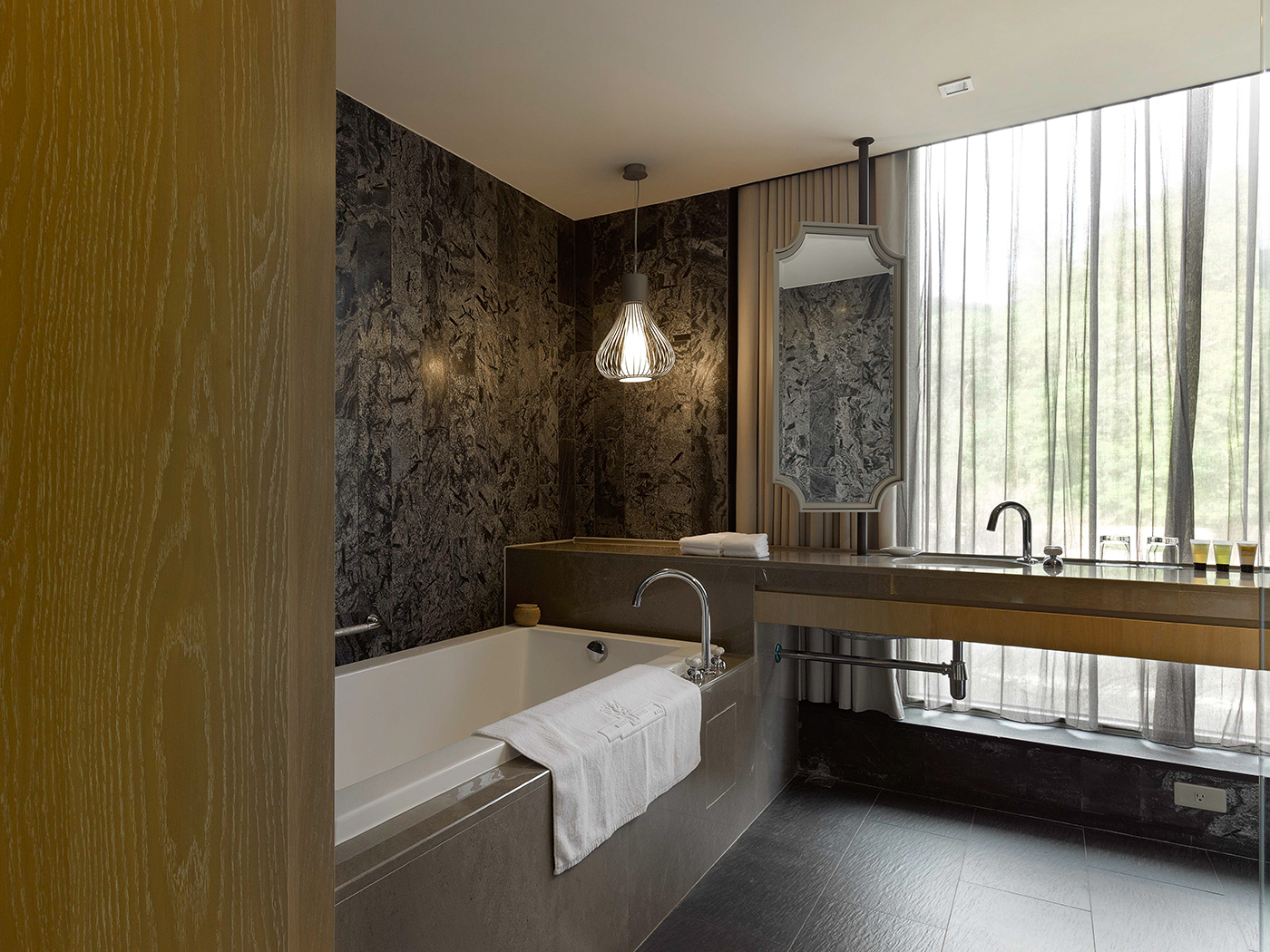 Gloria Manor Garden Room V3 R 04