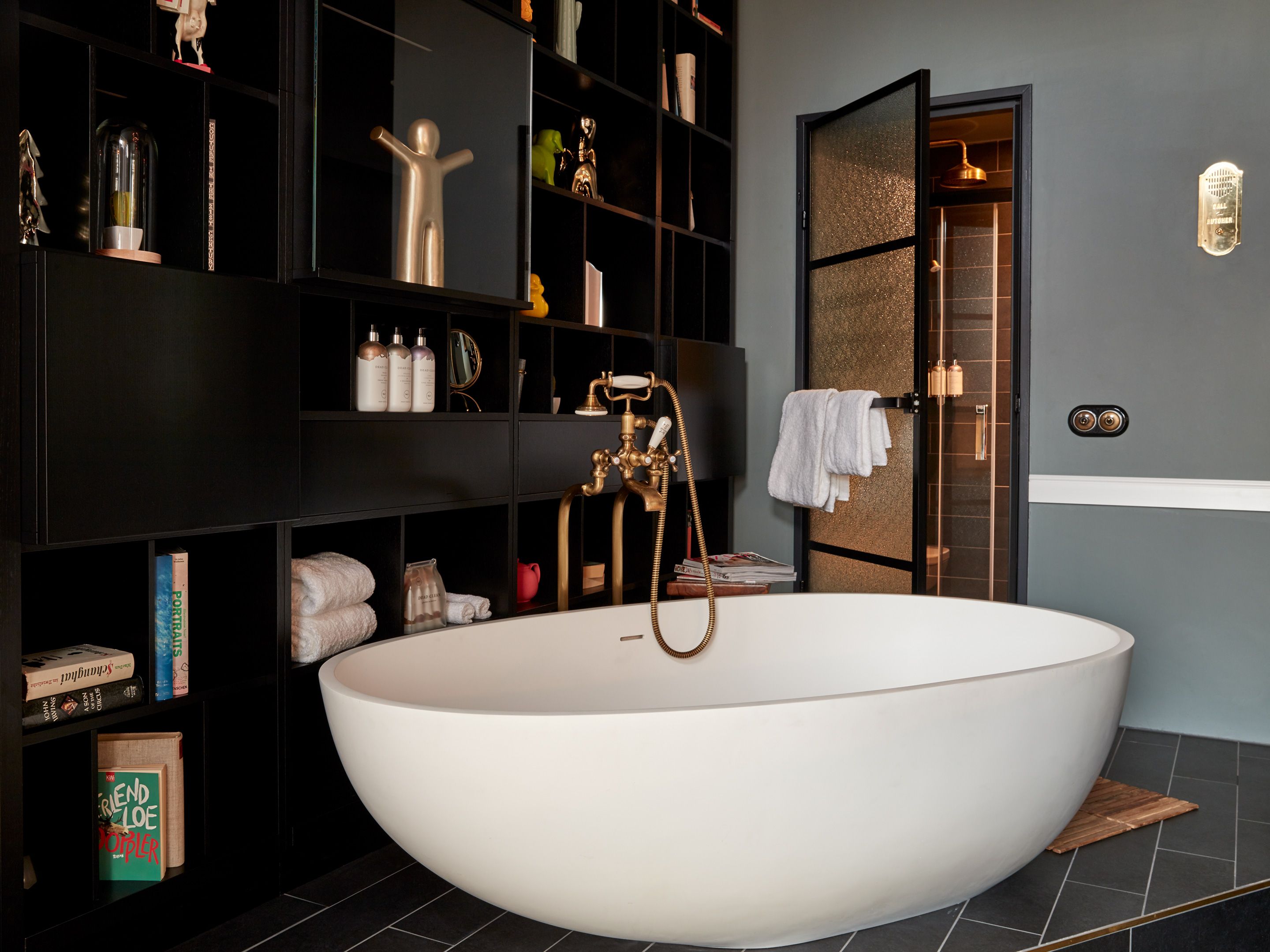 Sir Savigny Suite, Sir Savigny