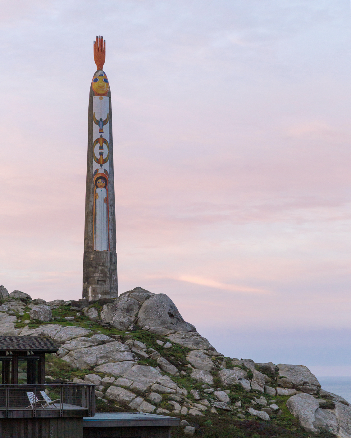 003 Timber Cove Resort Exterior Terrace Totem