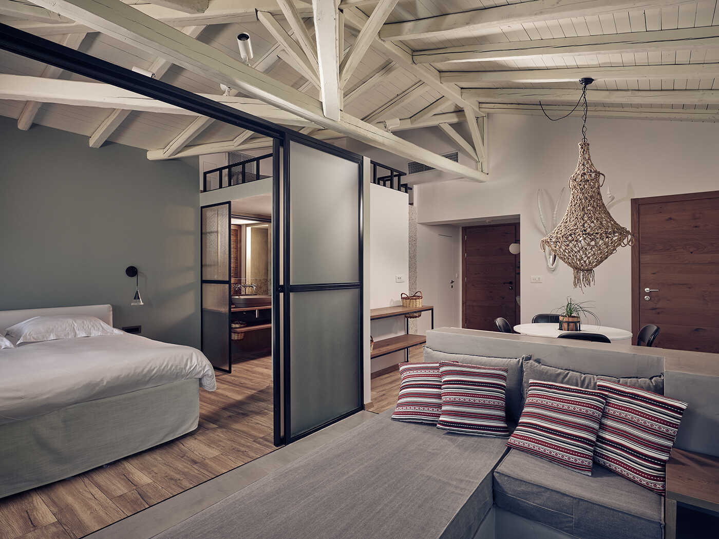 Ekies Large Suite V3 R 01