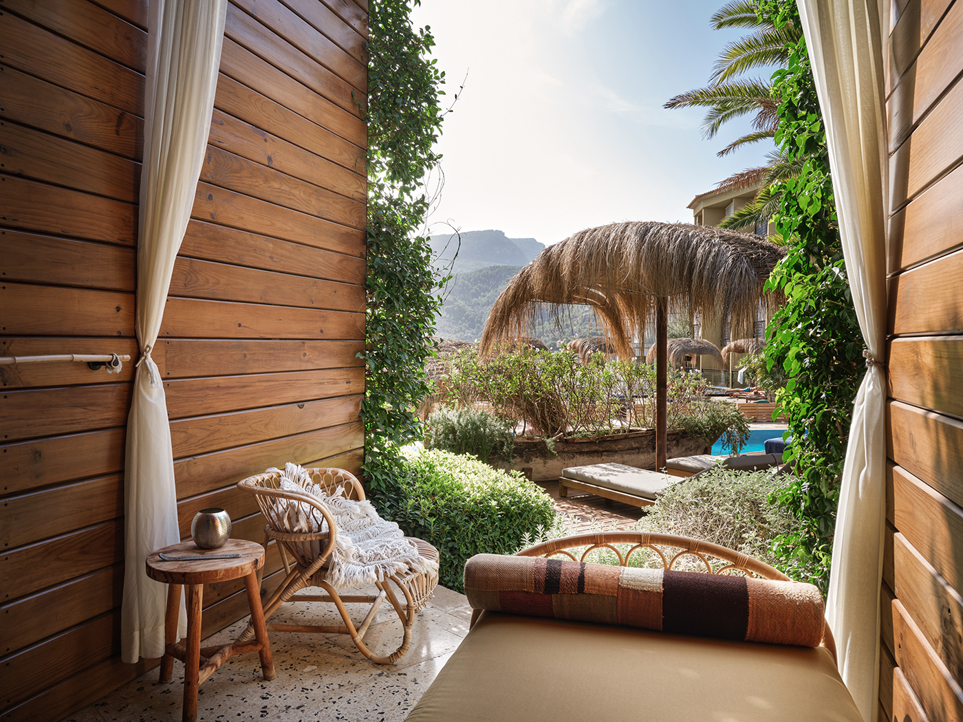 Bikini Island Poolside Room R V2 03