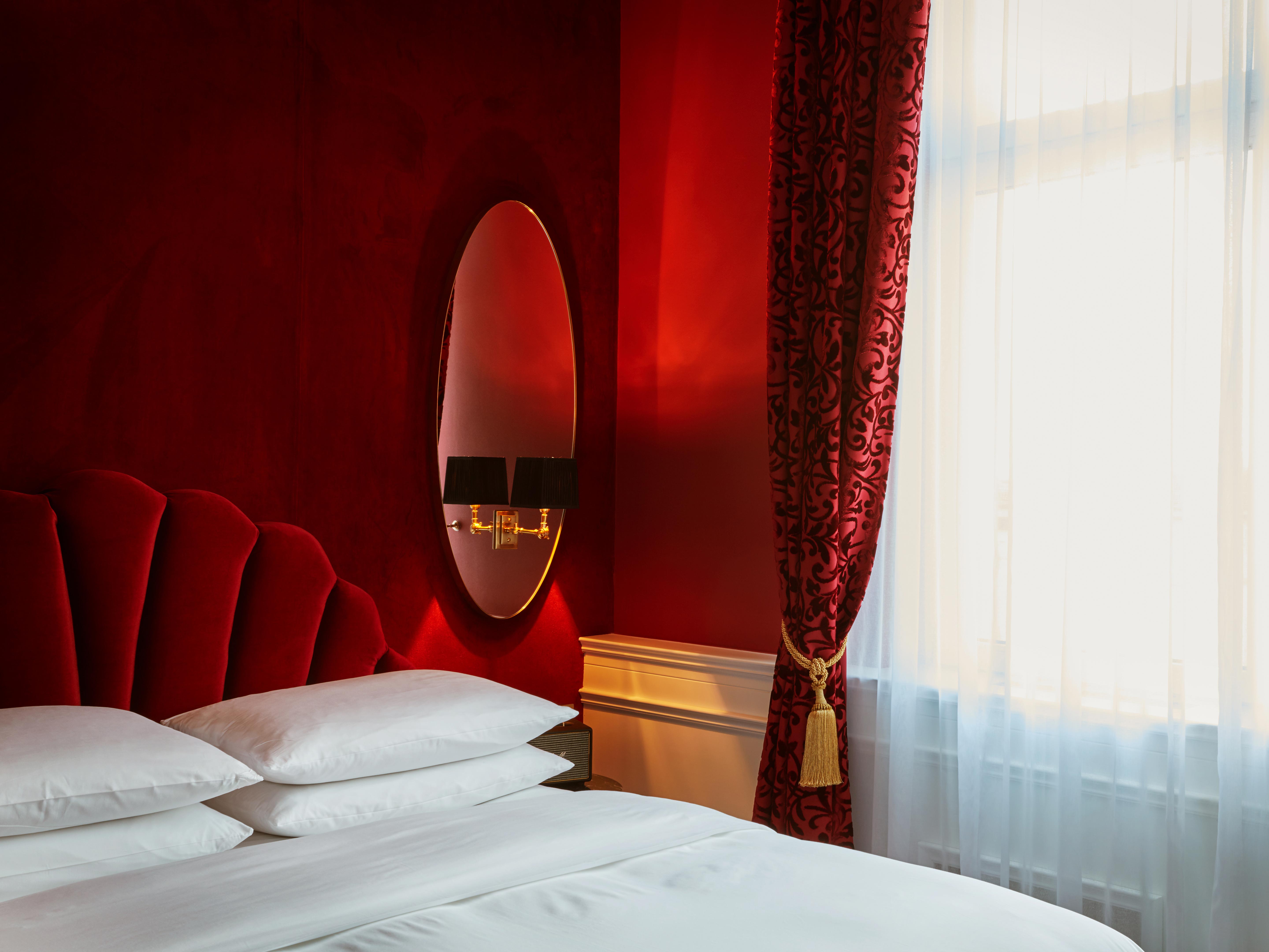 Terrace Suite, Provocateur