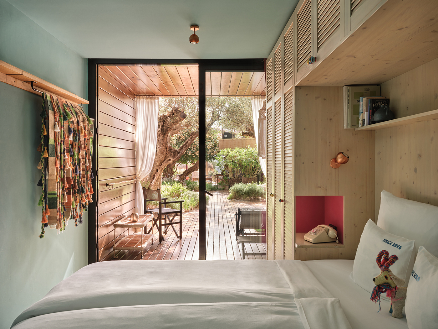 Bikini Island Poolside Room R V2 02