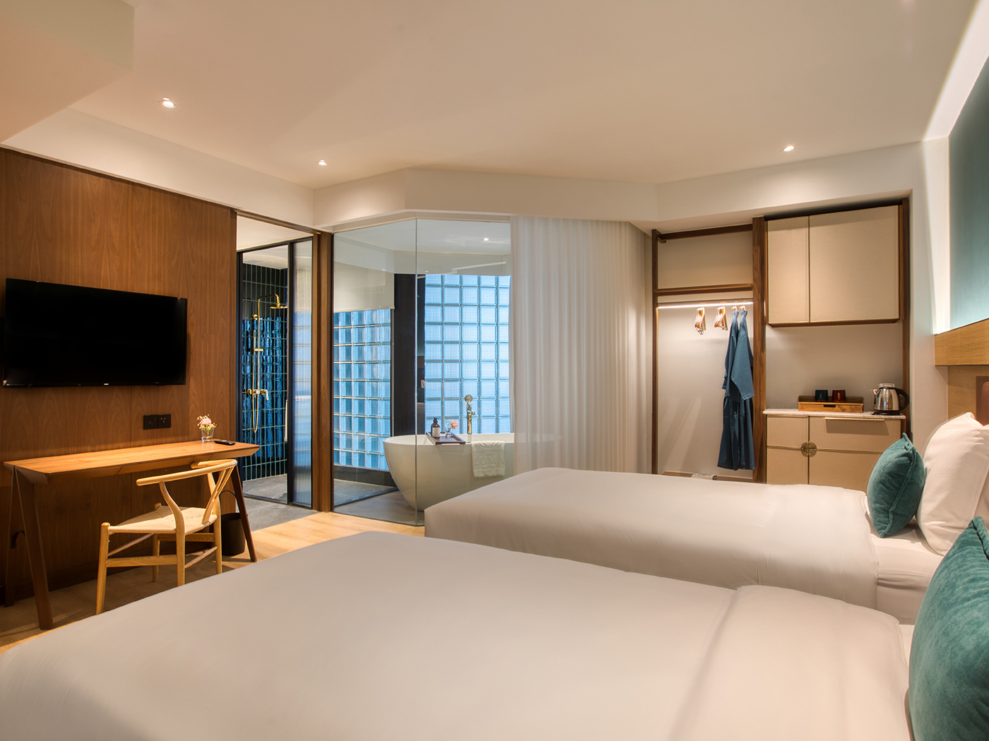 The Luma Palm Marvellous Hollywood R 01