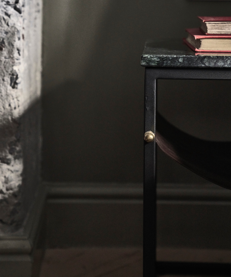 006 Gorgeous George Sidetable