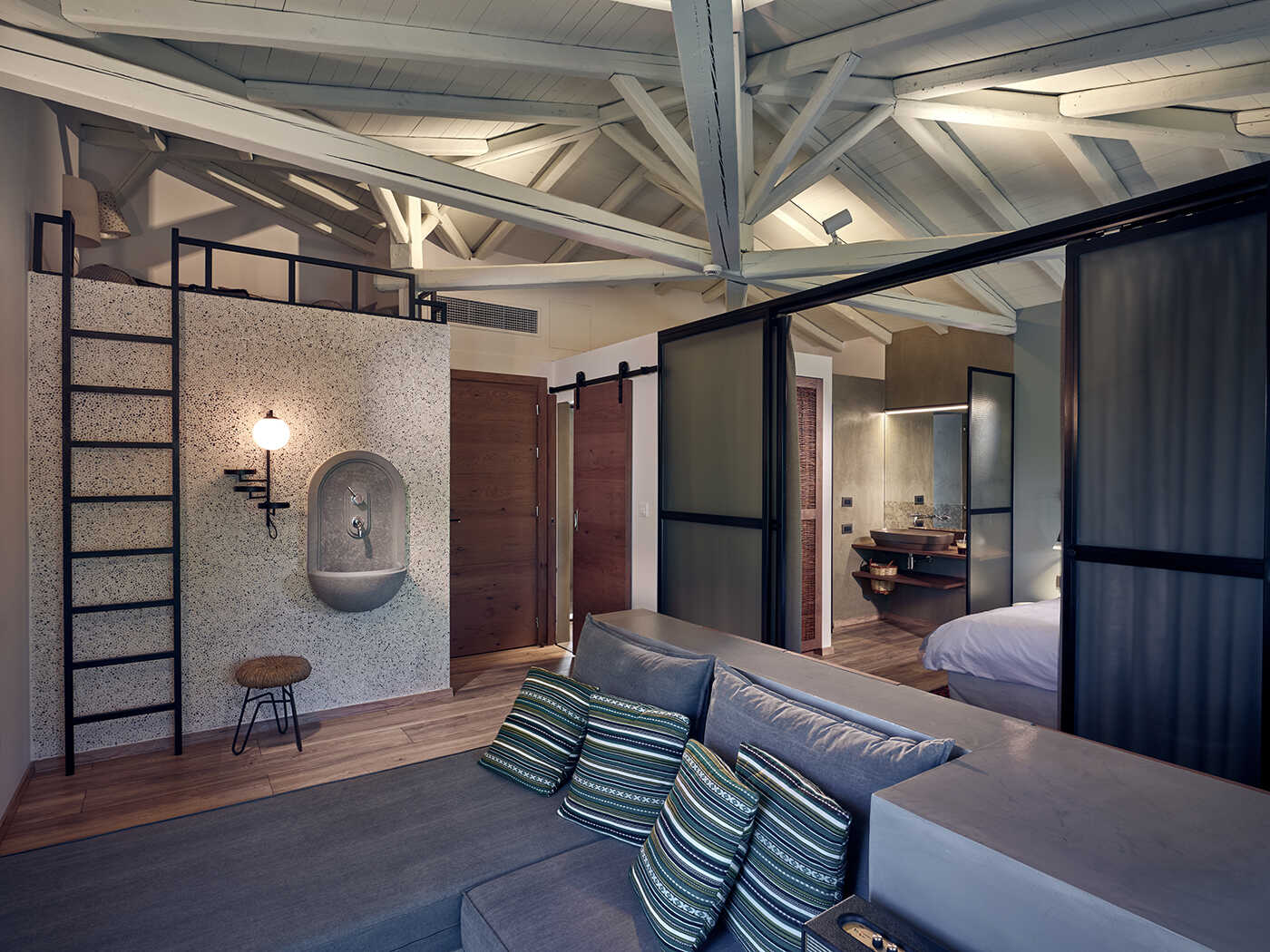 Ekies Large Suite V3 R 03