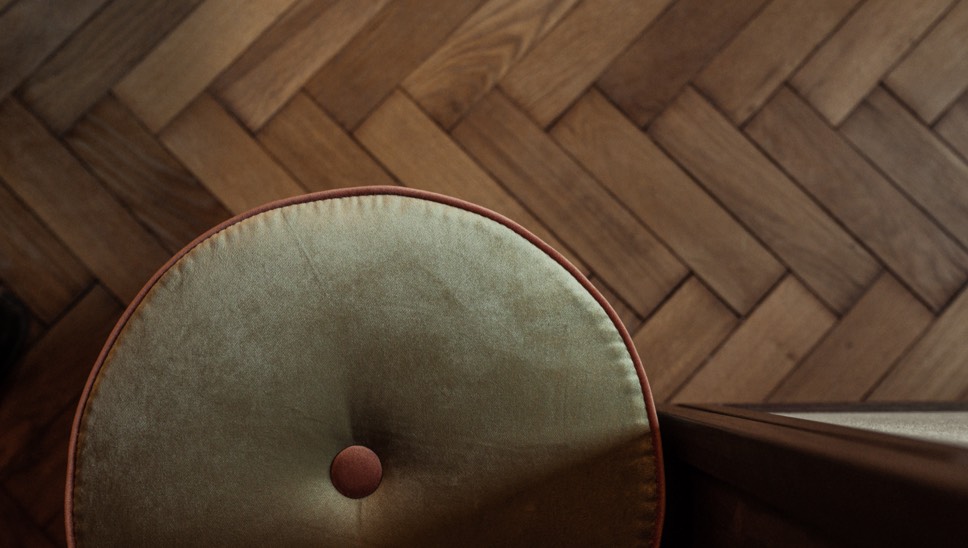 08 SP Parkhotel Mondschein Guestroom Interior Stool Detail