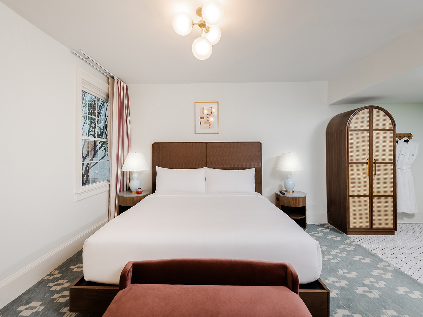 Hotel Granada Deluxe King Guestroom R 02