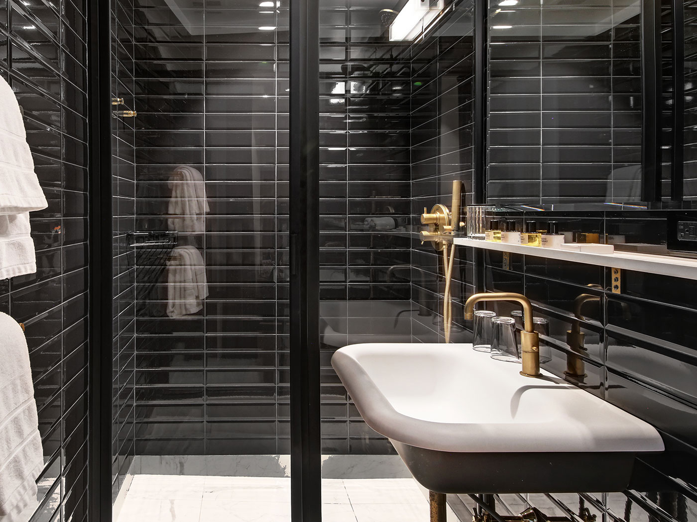 The Moore Studio Queen R 02