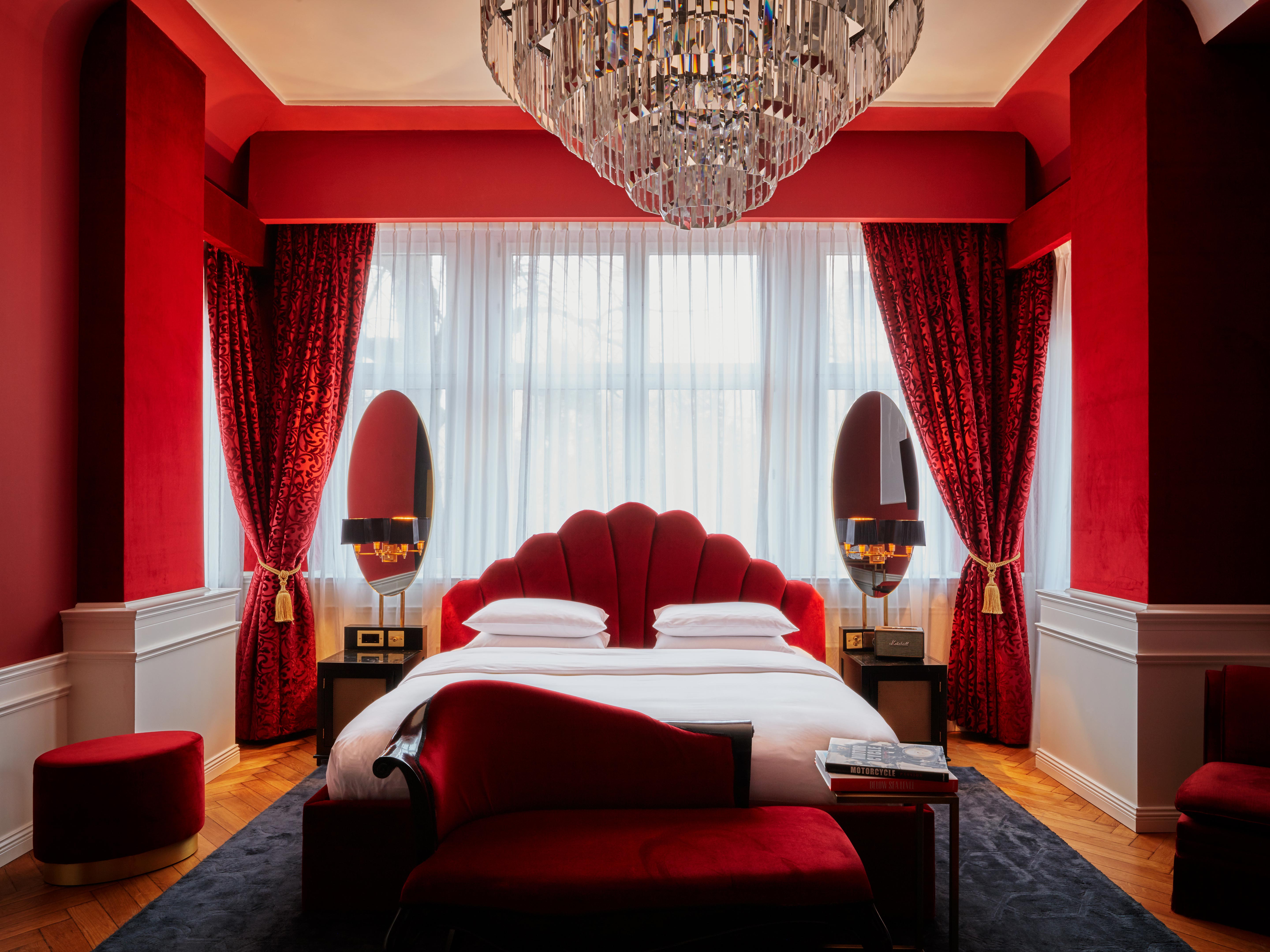 De Luxe, Provocateur