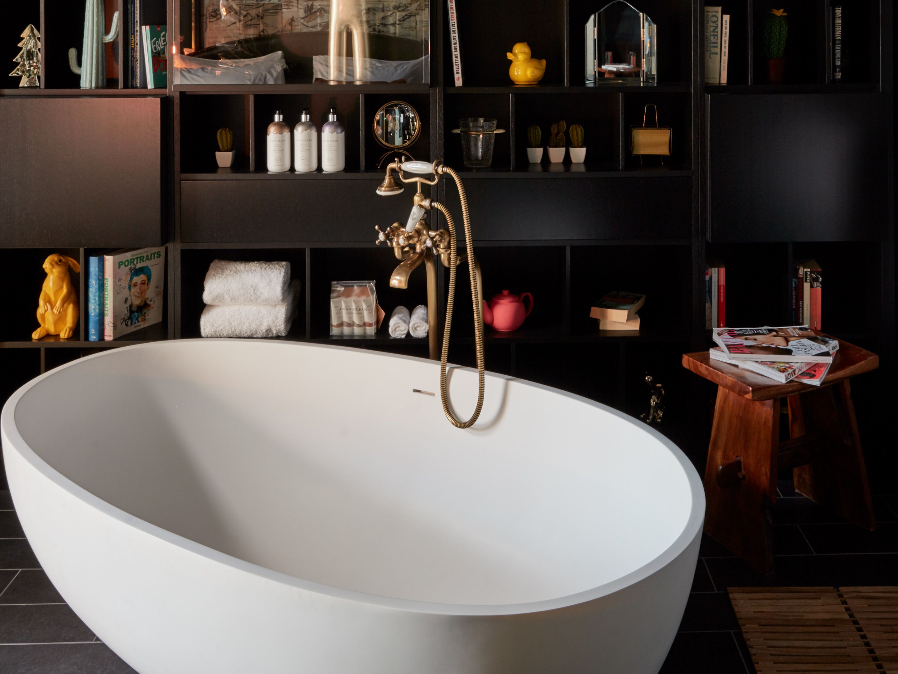 Sir Savigny Suite, Sir Savigny