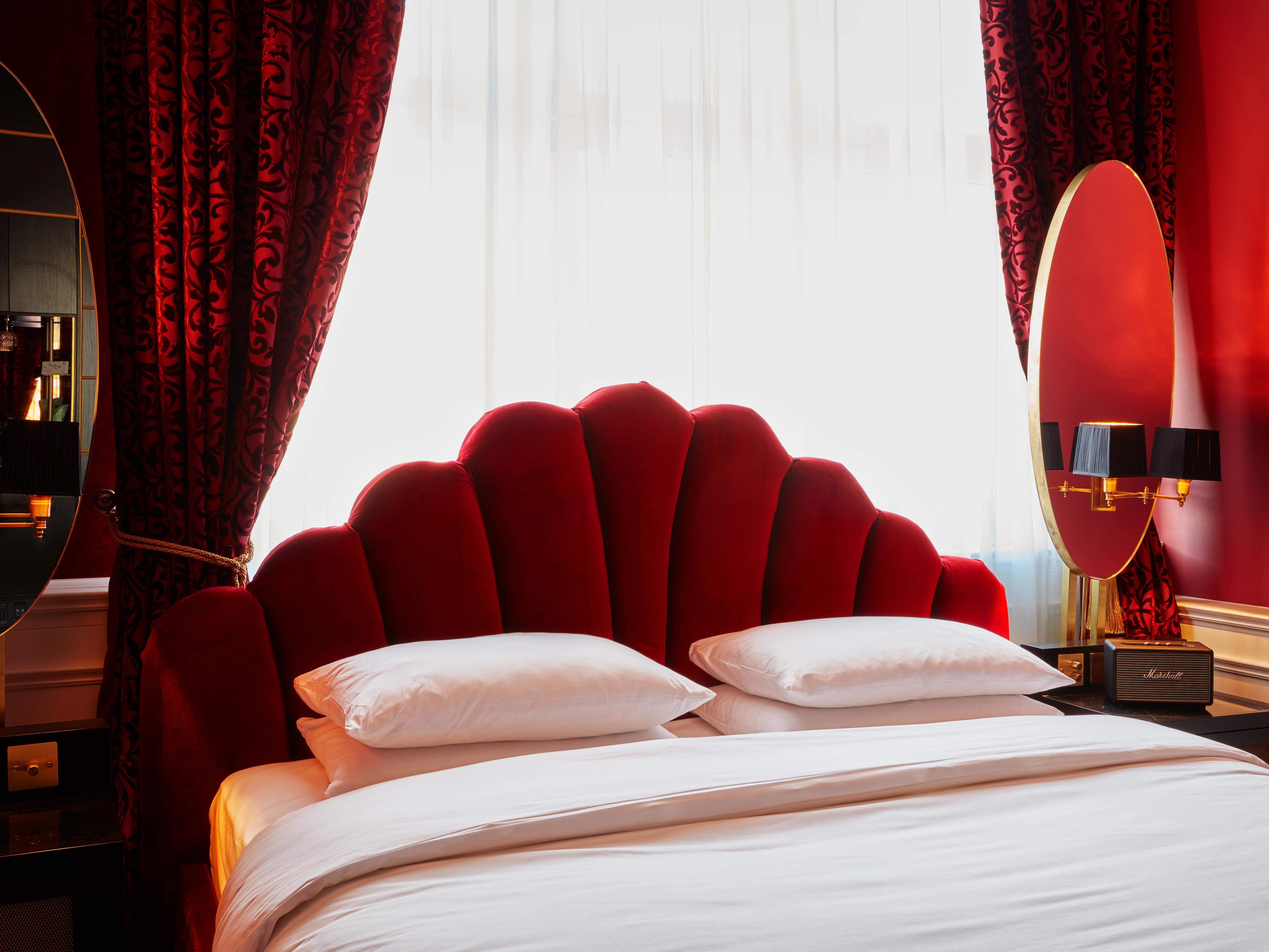 Superieur, Provocateur