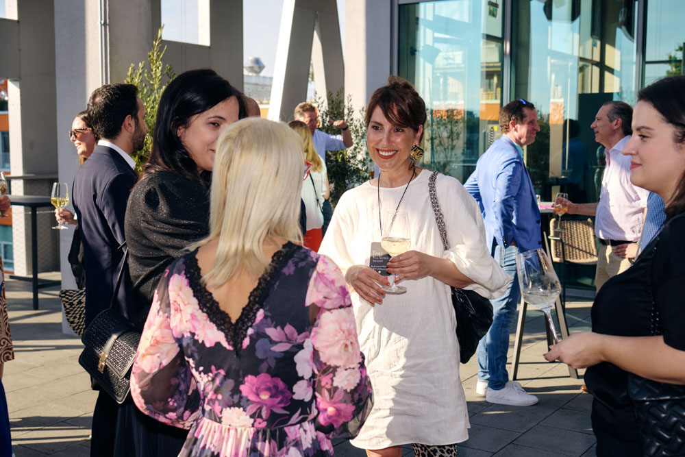 DH24 SALES CE Munich Travelpro10