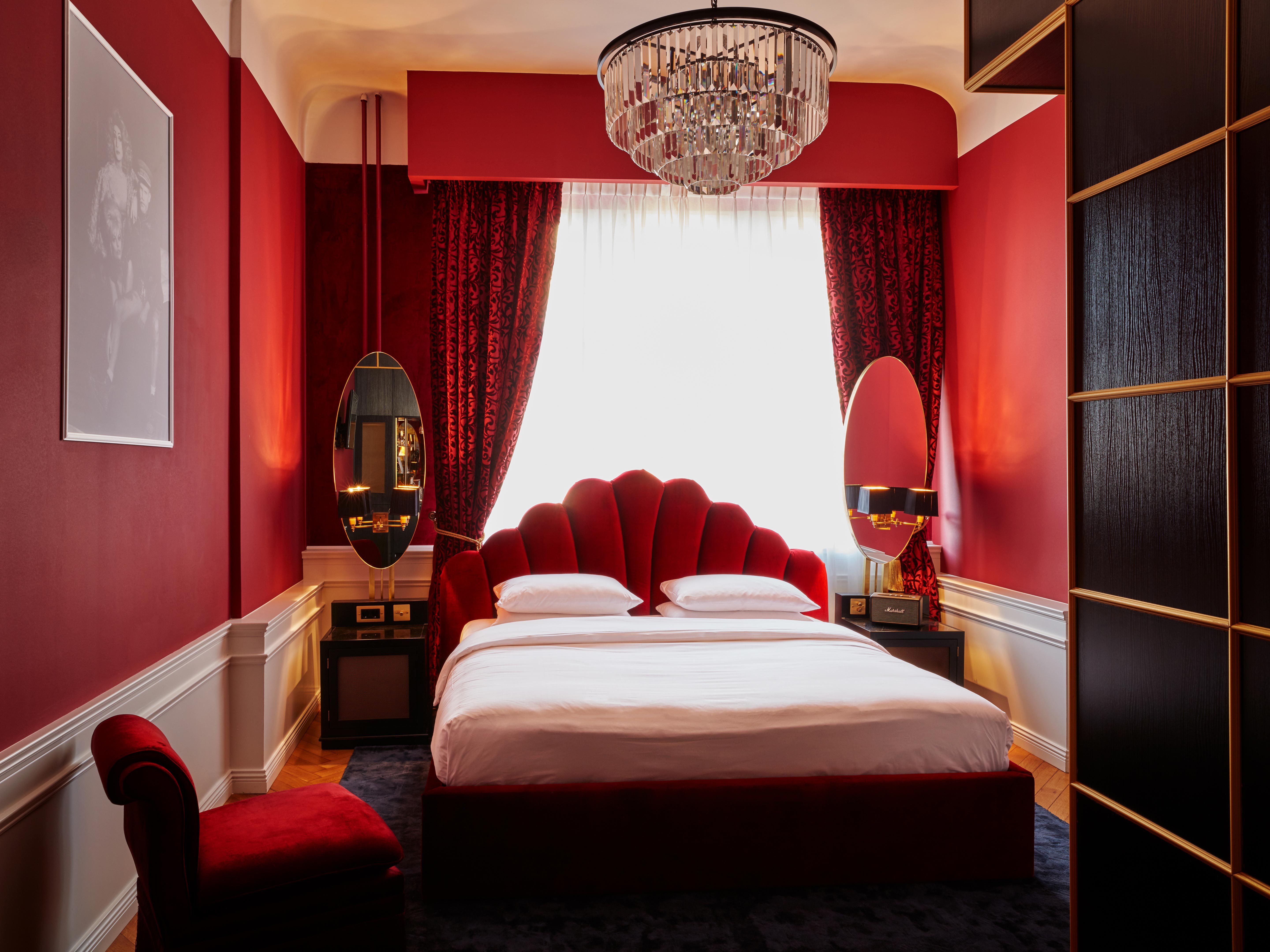 Superieur, Provocateur