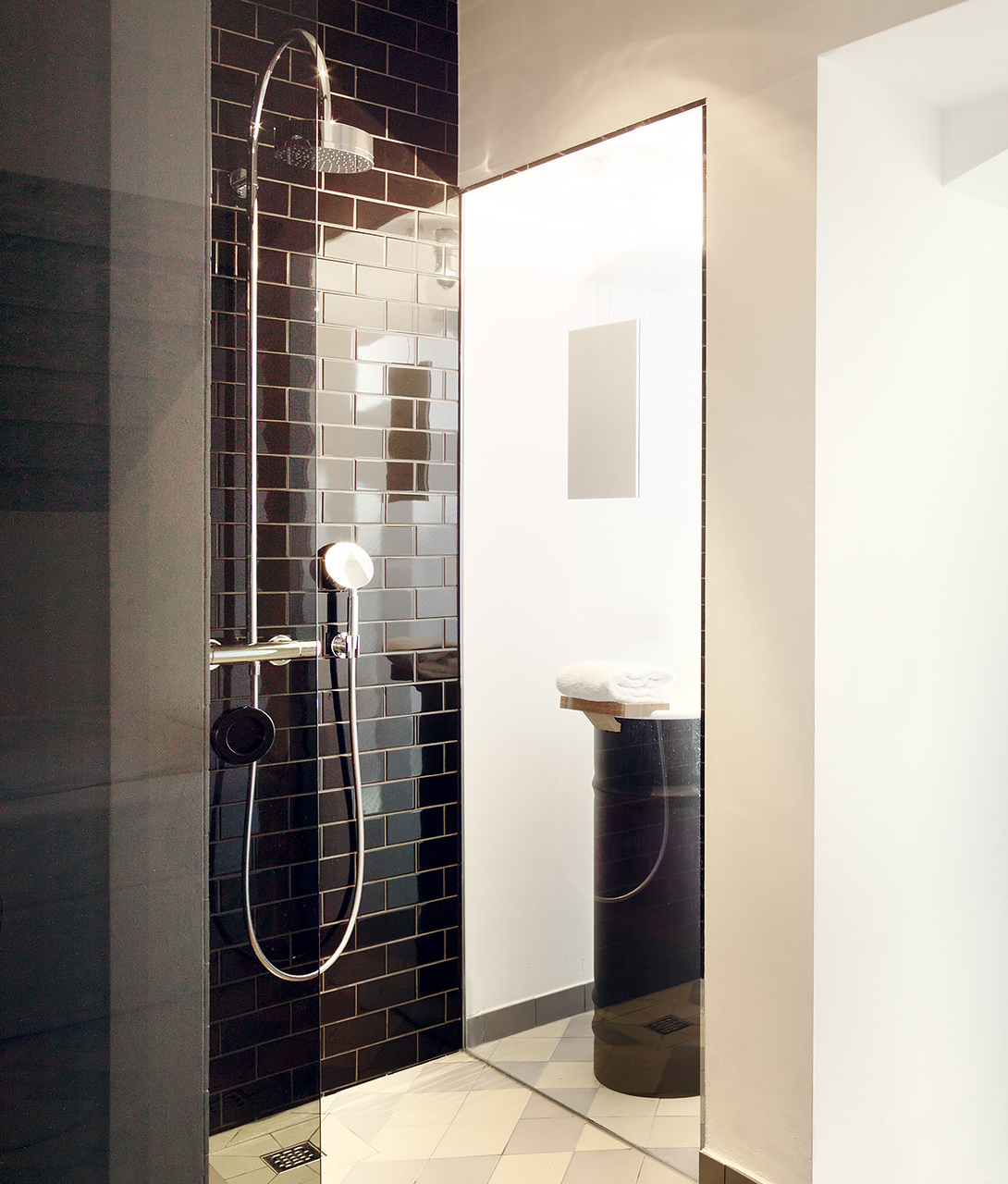 Qvest One Bed Bedroom Interior Shower View M 06 R E E